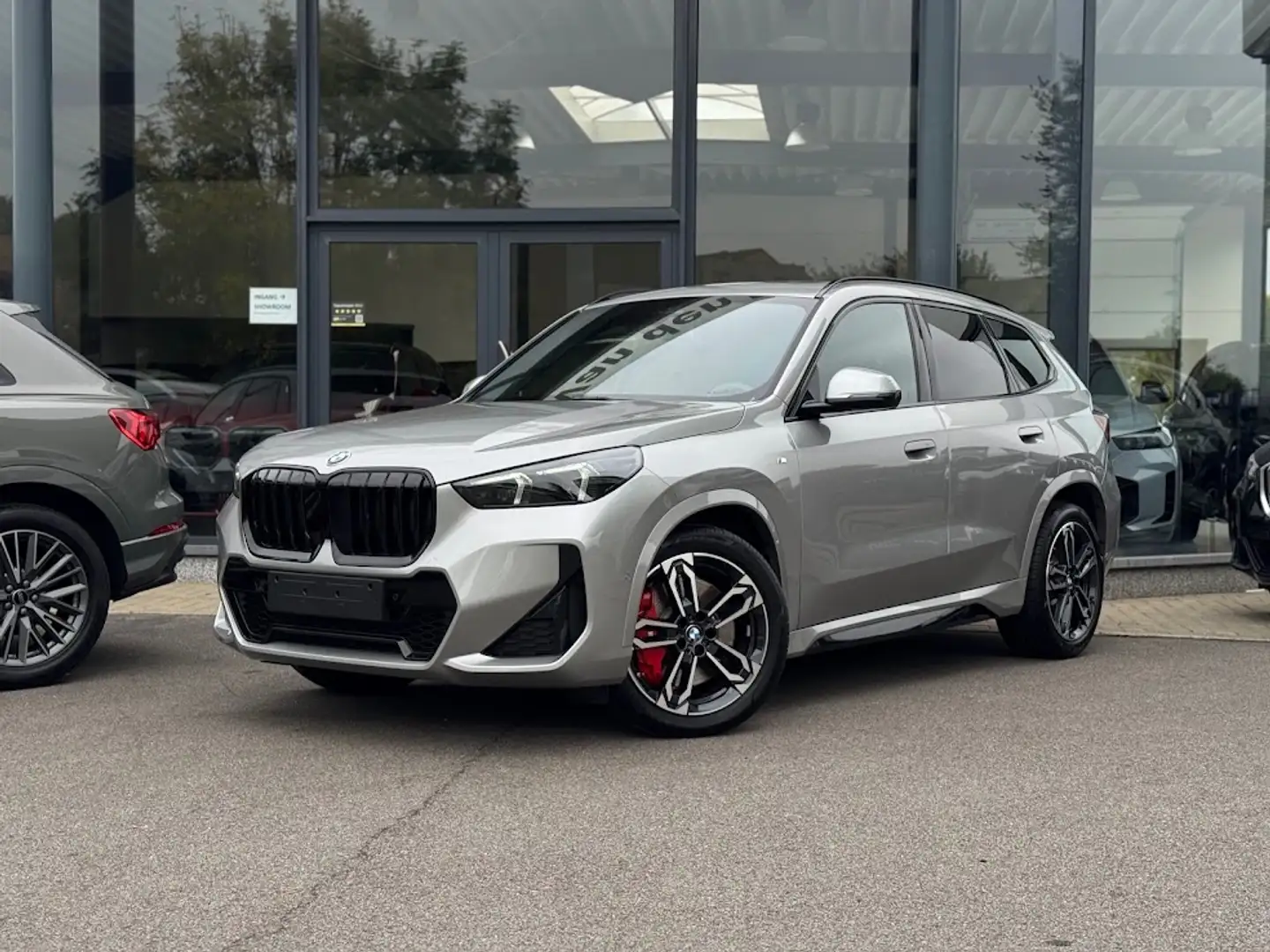 BMW X1 sDrive18i M Sport PRO / PANODAK / KEYLESS / LEER Plateado - 1