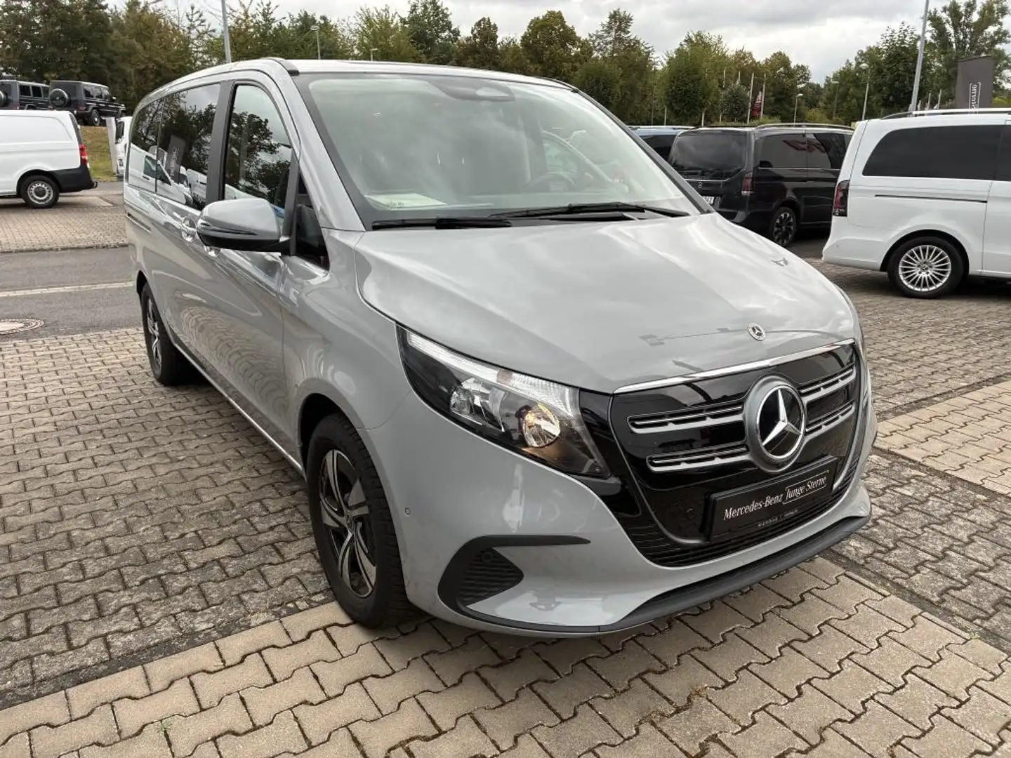 Mercedes-Benz EQV 300 Lang SpurW KlimaA ACC SpurH Grau - 2