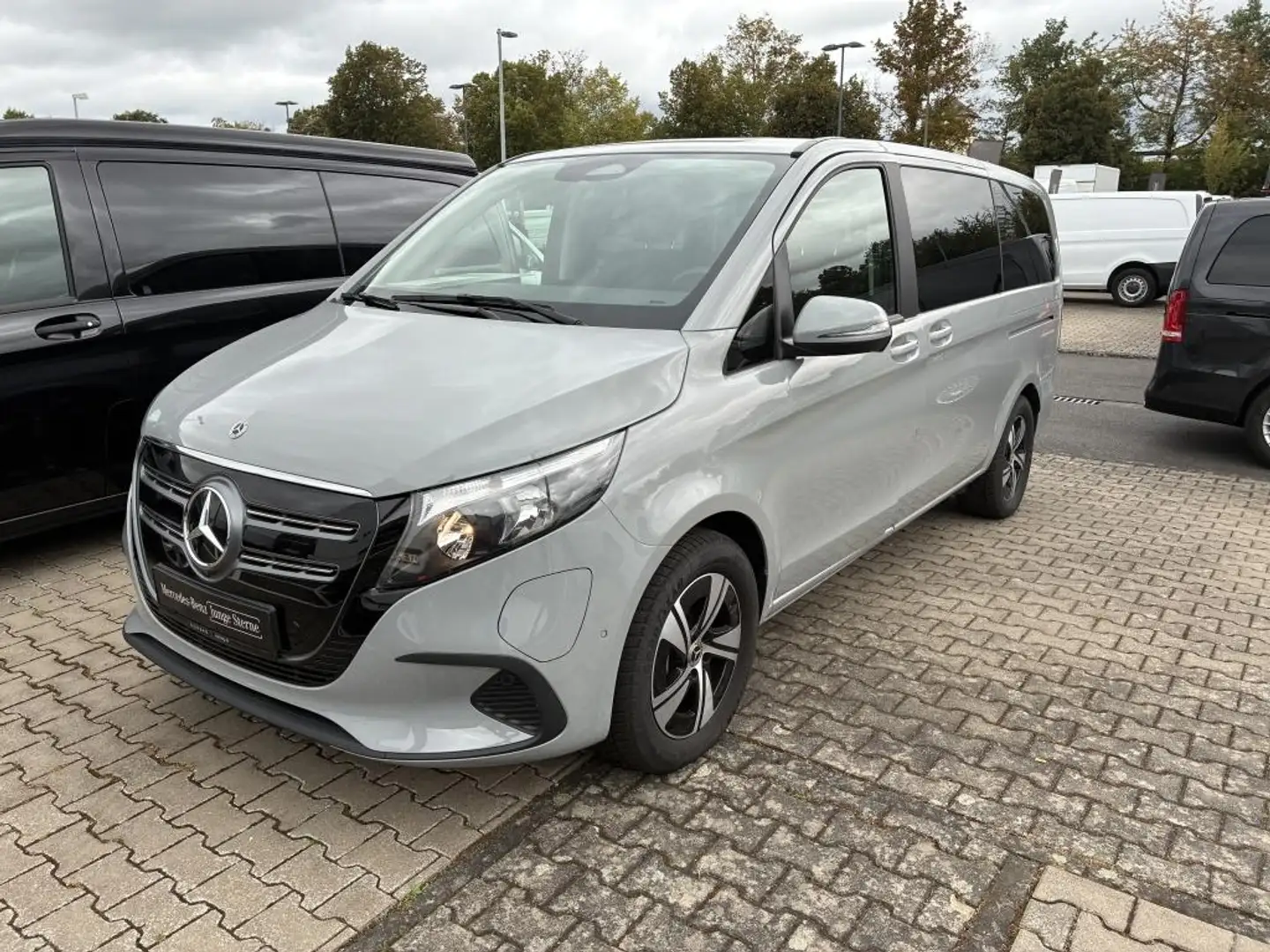 Mercedes-Benz EQV 300 Lang SpurW KlimaA ACC SpurH Grau - 1