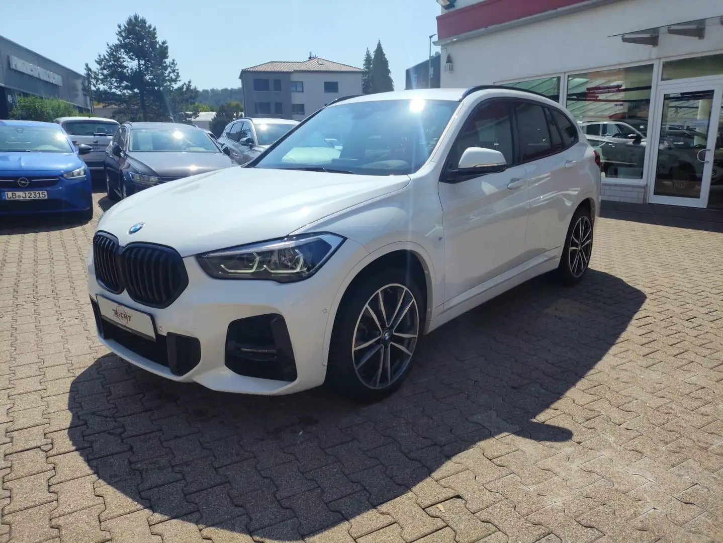 BMW X1 xDrive20i M Sport AHK Totwinkel HUD ACC Kam Wit - 2