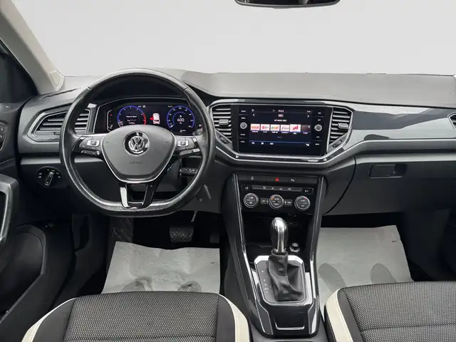 Volkswagen T-Roc view 9