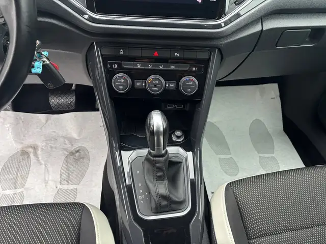 Volkswagen T-Roc view 11