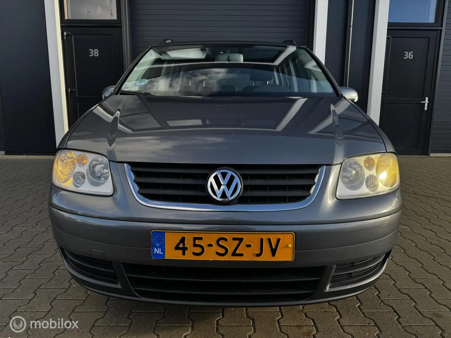 Volkswagen Touran 1.6-16V FSI Business Grau - 2