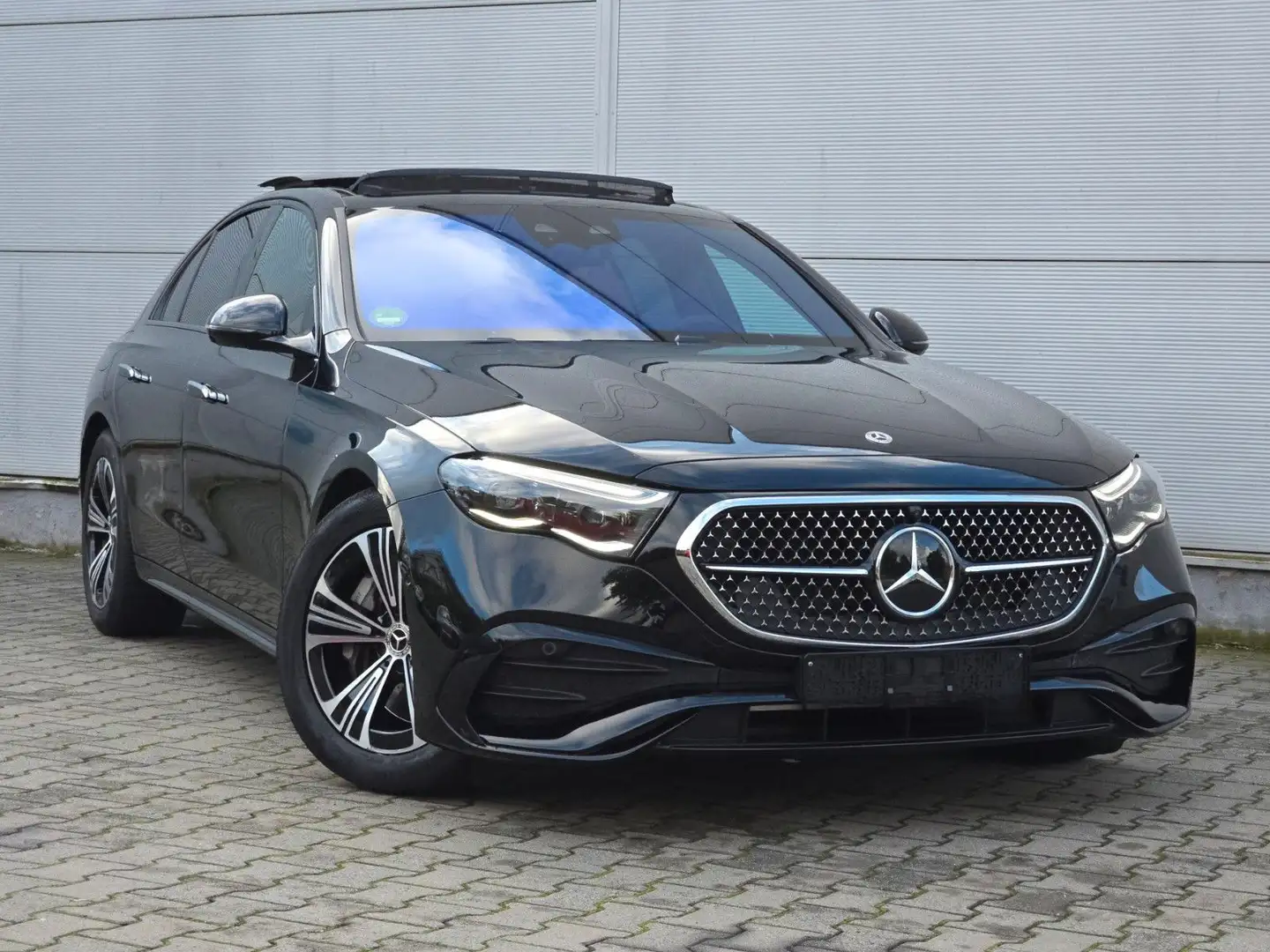 Mercedes-Benz E 200 d AMG Line (SuperScreen/Burmester/Pano) Zwart - 1