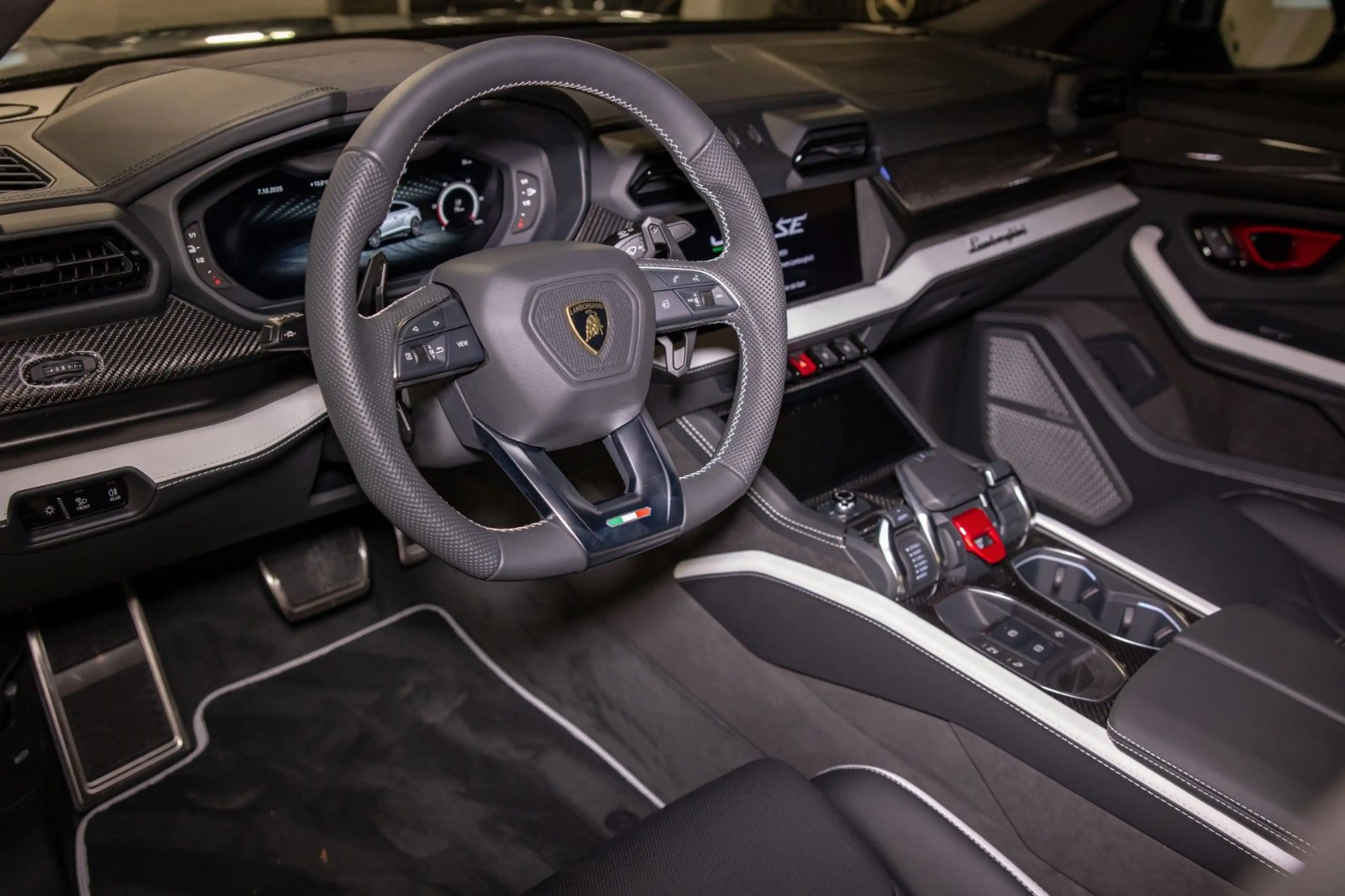 Lamborghini Urus 4.0 V8 SE Pano Carbon Style B&O Massage — photo 10