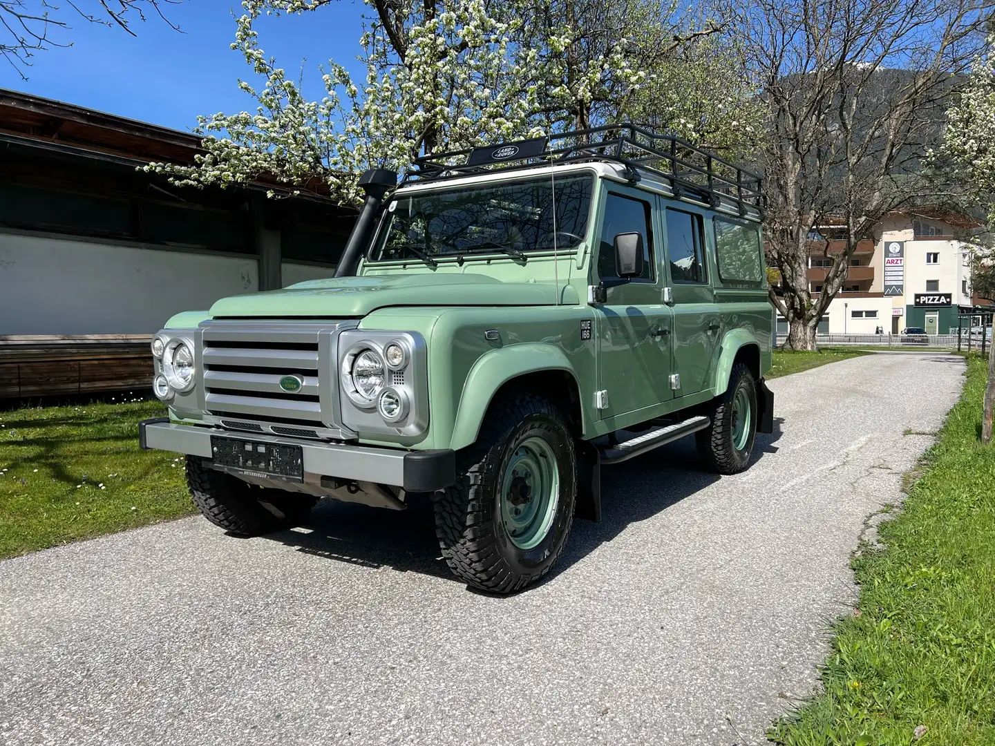 Land Rover Defender 110" Station Wagon E 2,4 TD Zielony - 1