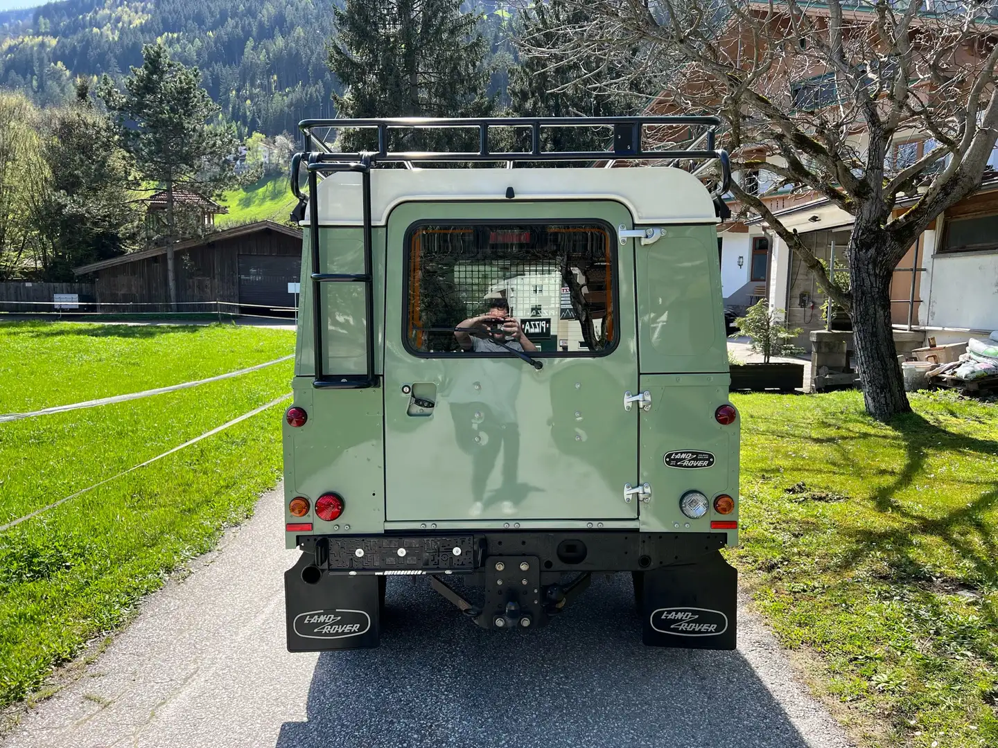 Land Rover Defender 110" Station Wagon E 2,4 TD Zelená - 2