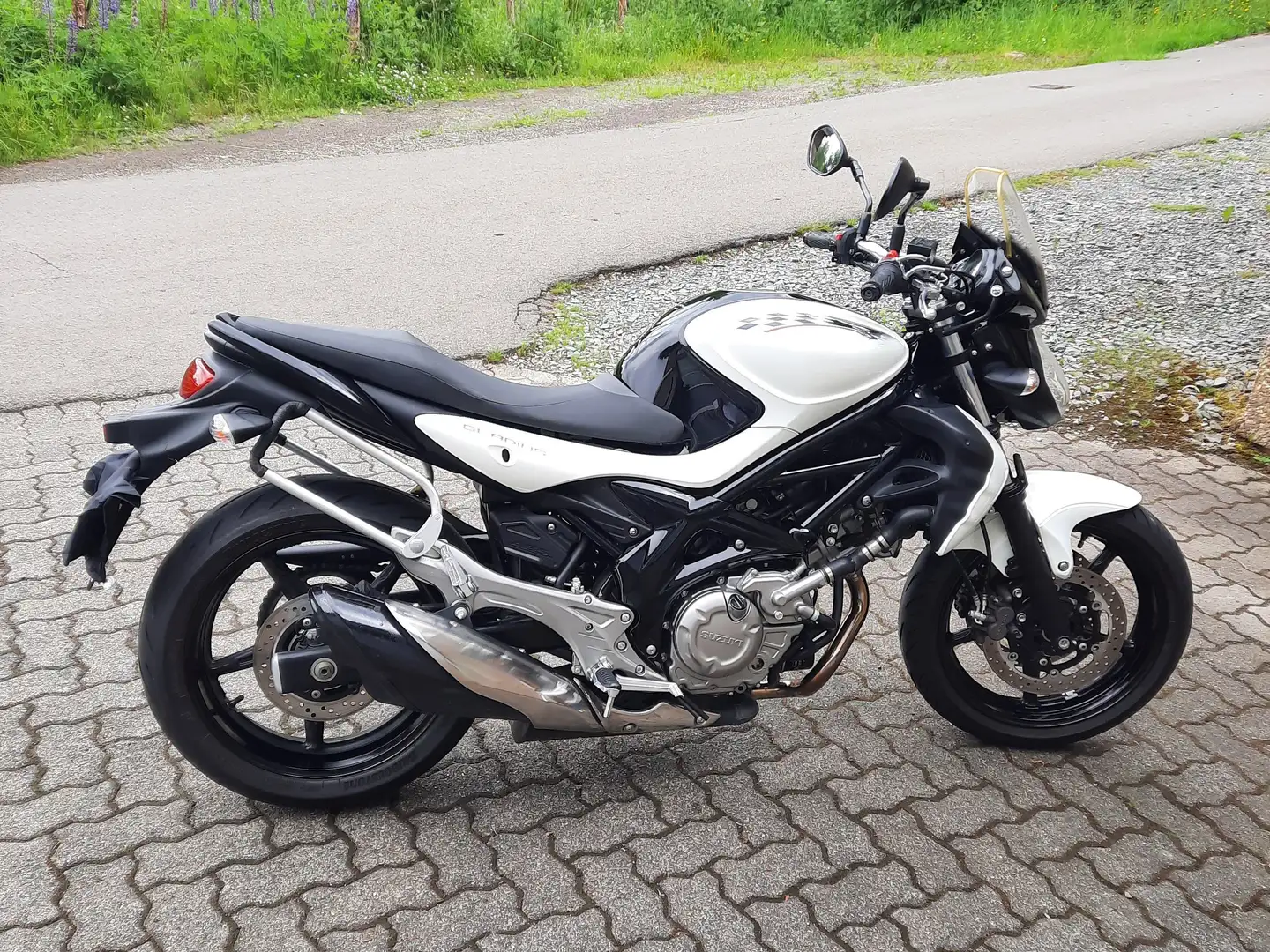 Suzuki Gladius 650 SFV 650 A Blanco - 1