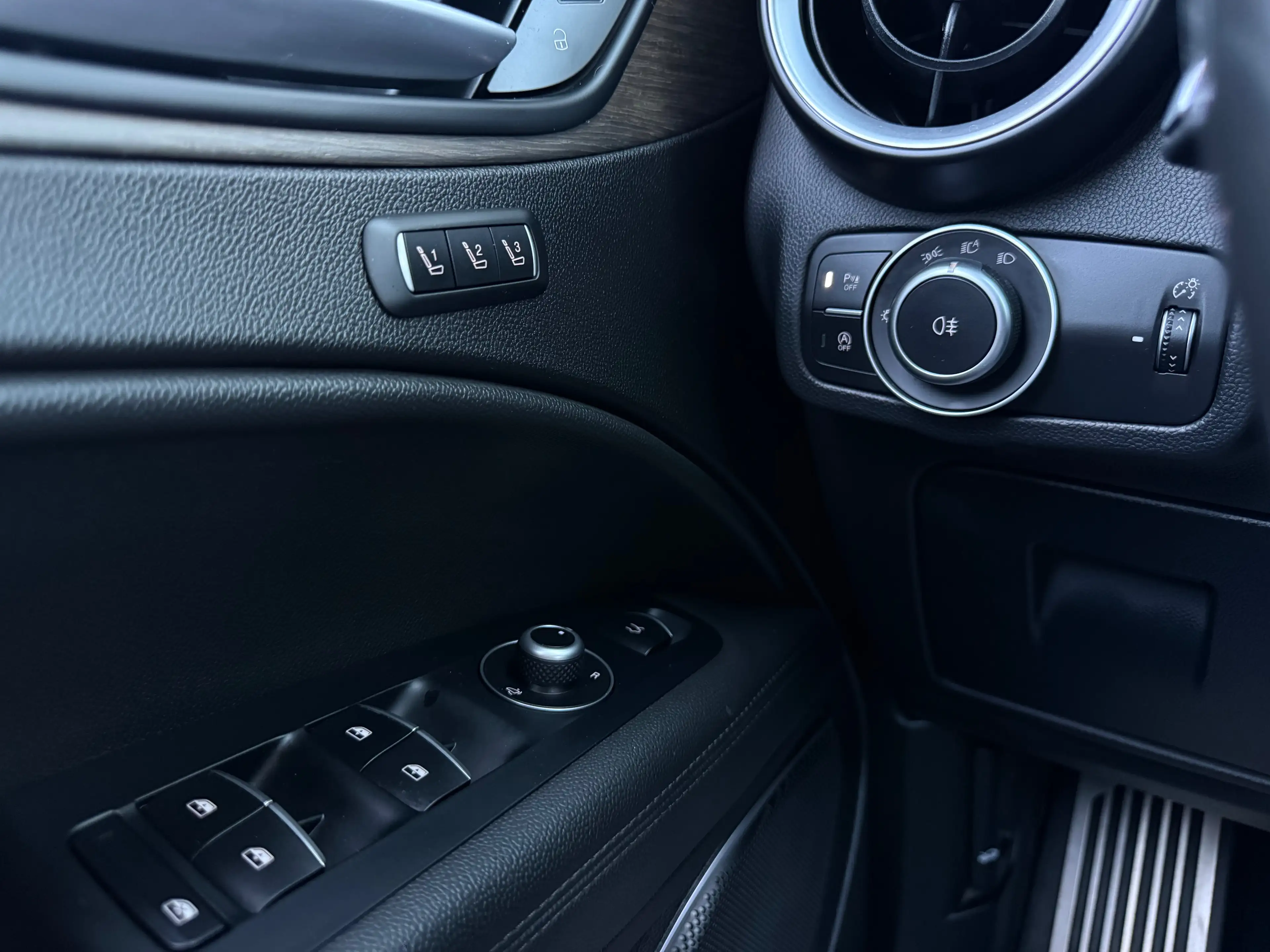 Alfa Romeo Stelvio First Edition Q4 / 2. Hand / Gepflegt / 8 Fach / AHK — photo 12