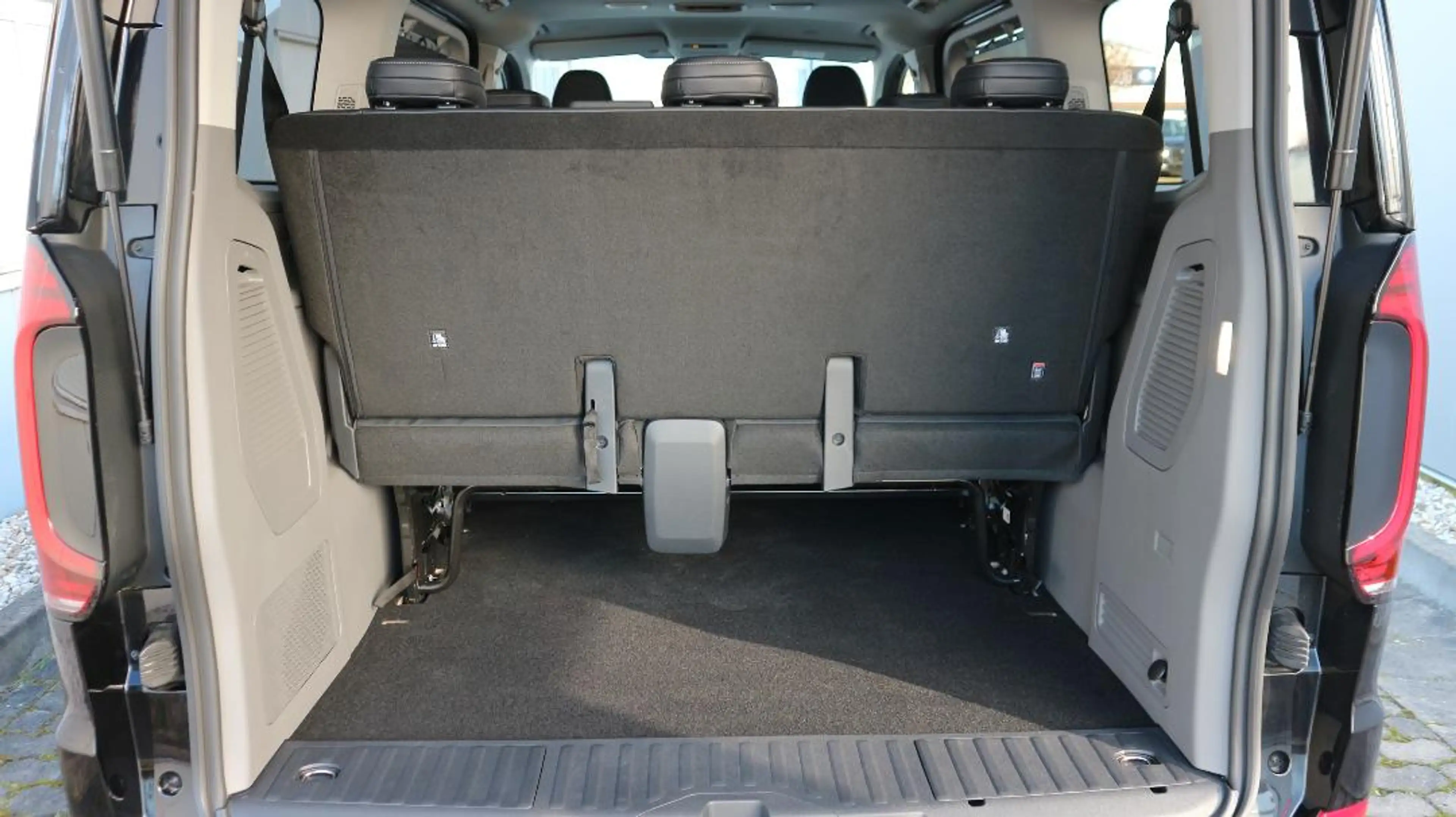 Volkswagen T7 Caravelle Style — photo 14
