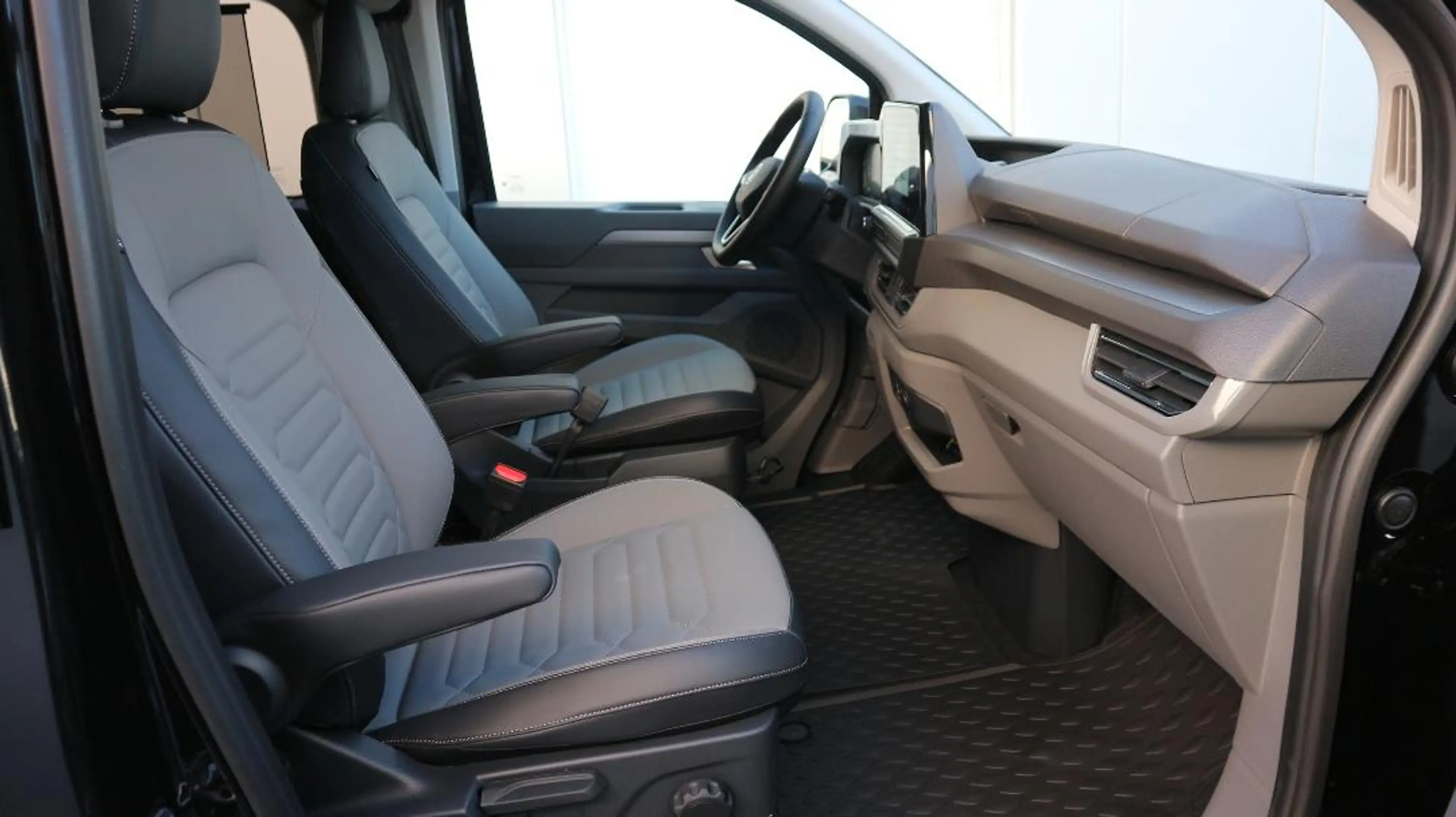 Volkswagen T7 Caravelle Style — photo 6