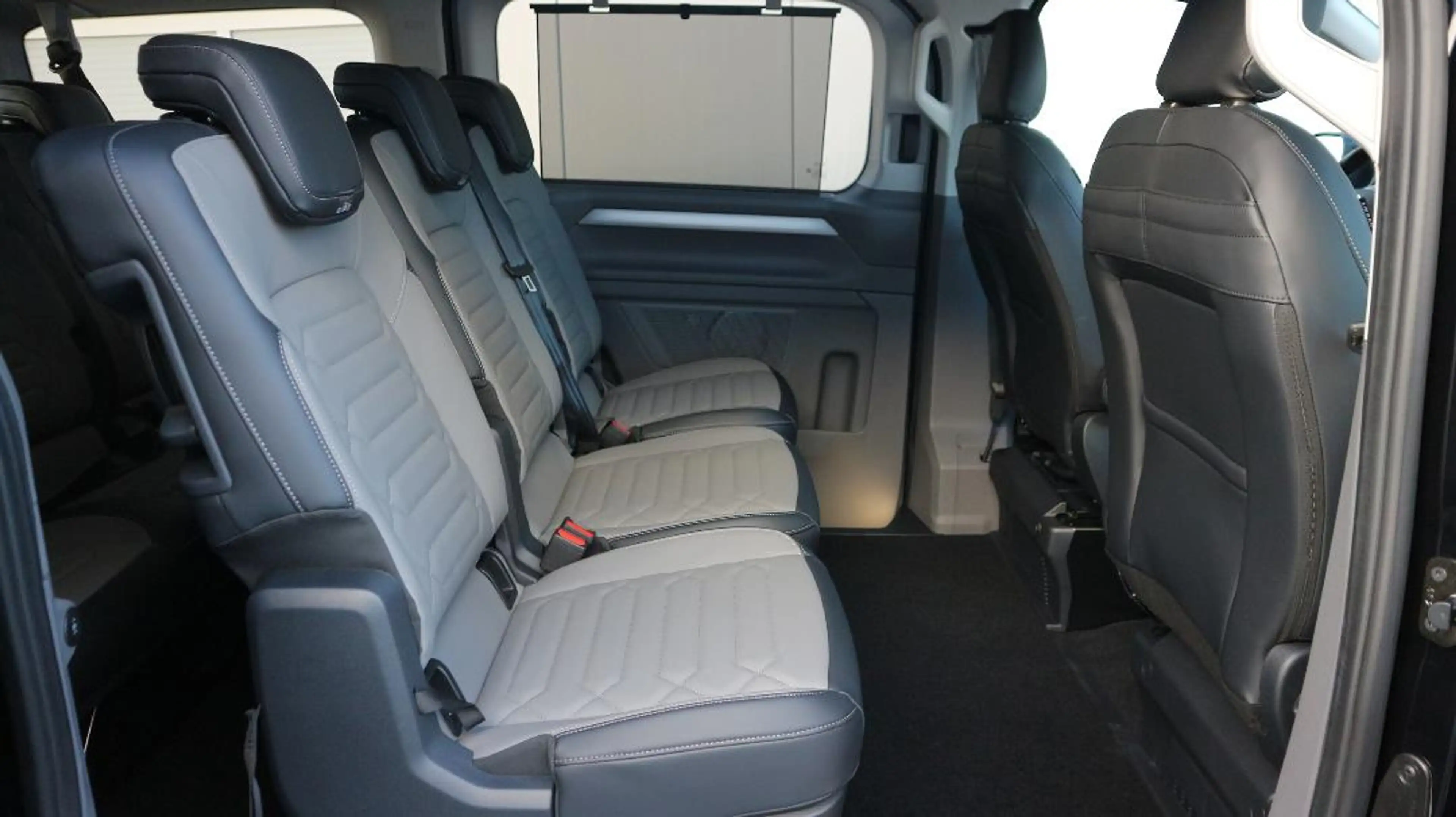 Volkswagen T7 Caravelle Style — photo 7