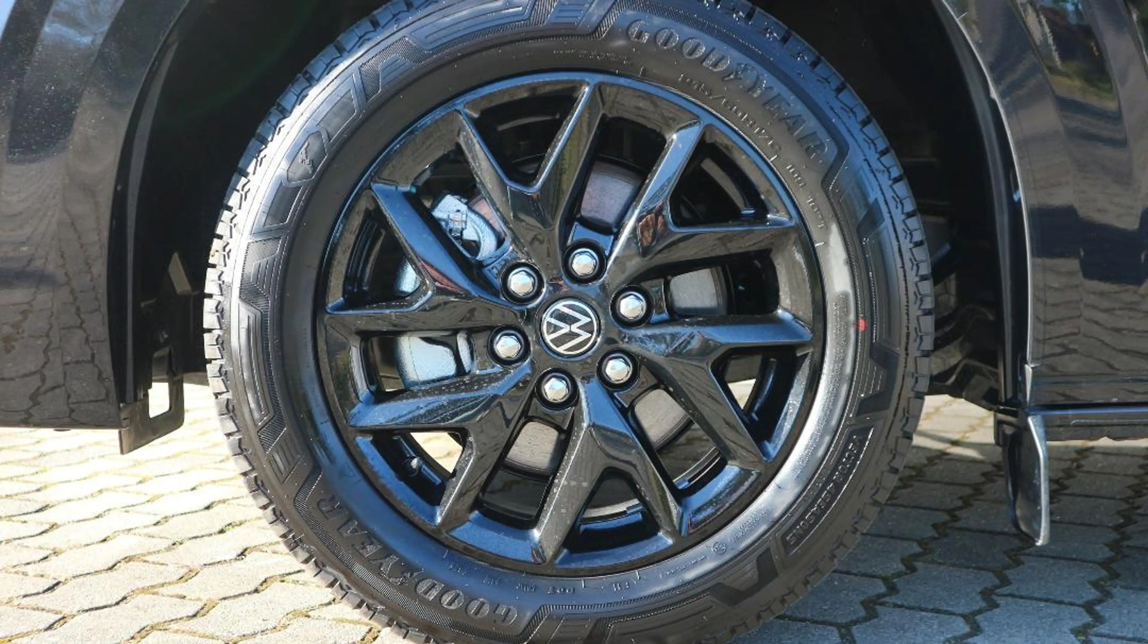 Volkswagen T7 Caravelle Style — photo 5