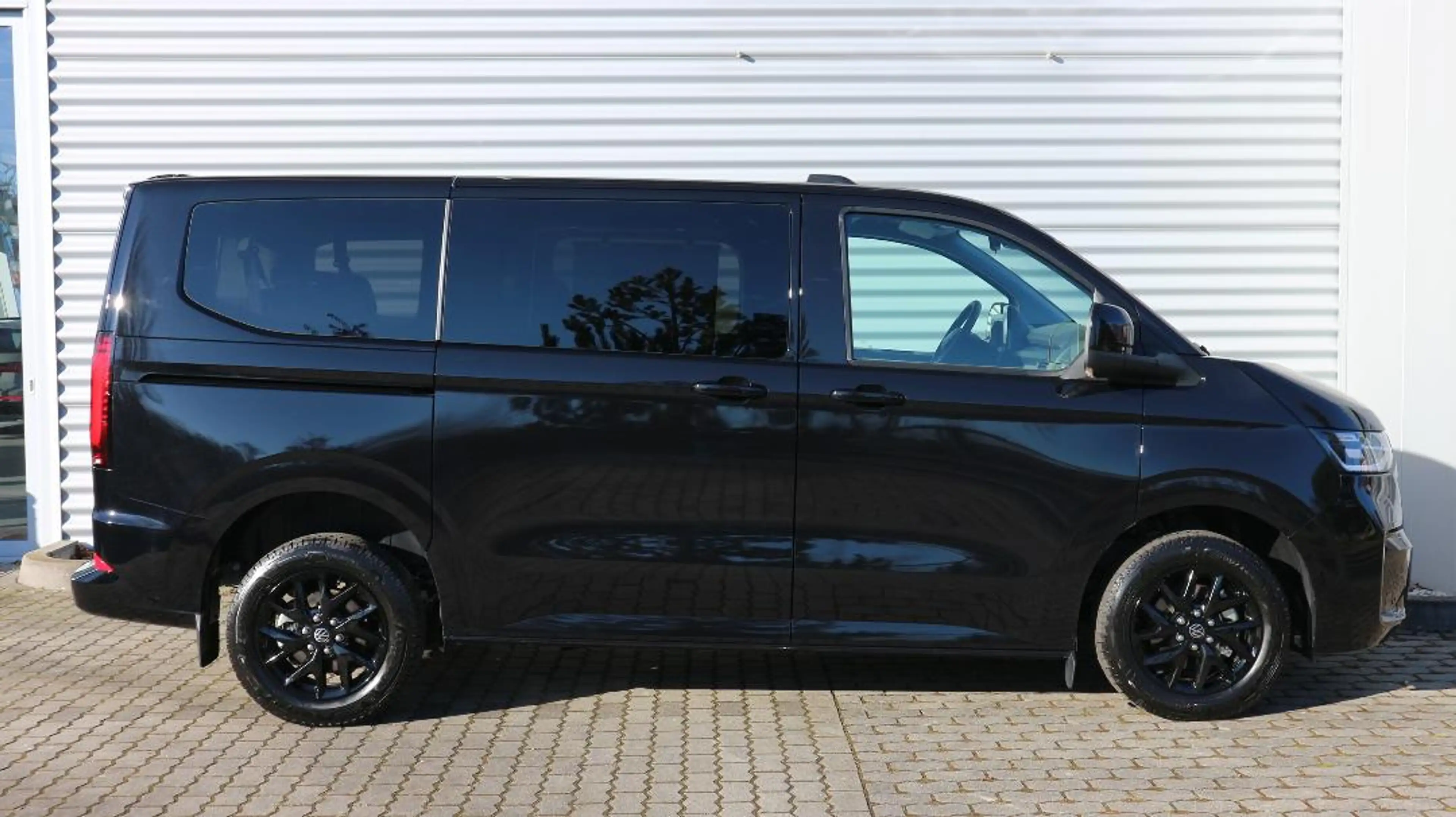 Volkswagen T7 Caravelle Style — photo 3