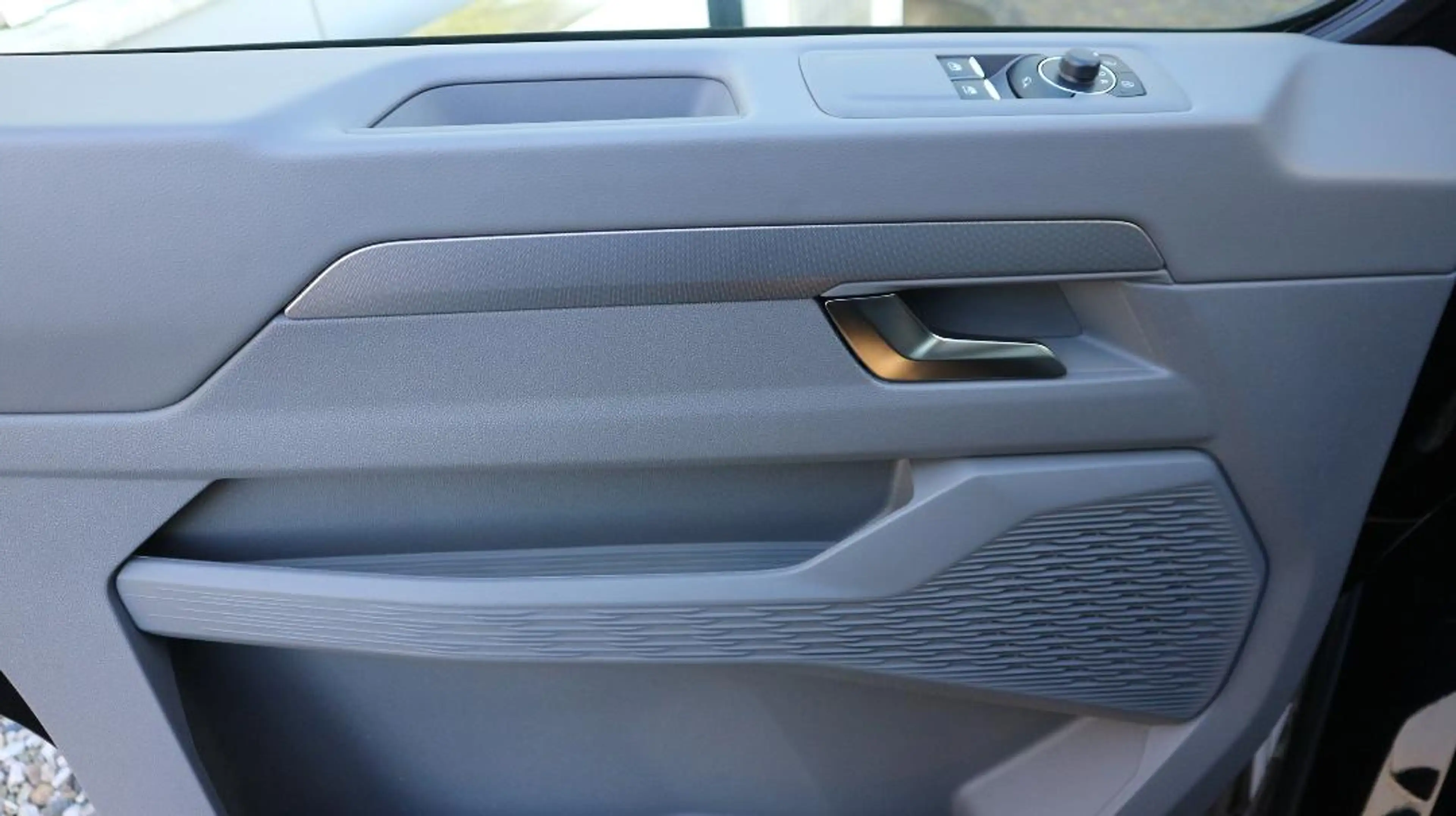 Volkswagen T7 Caravelle Style — photo 10