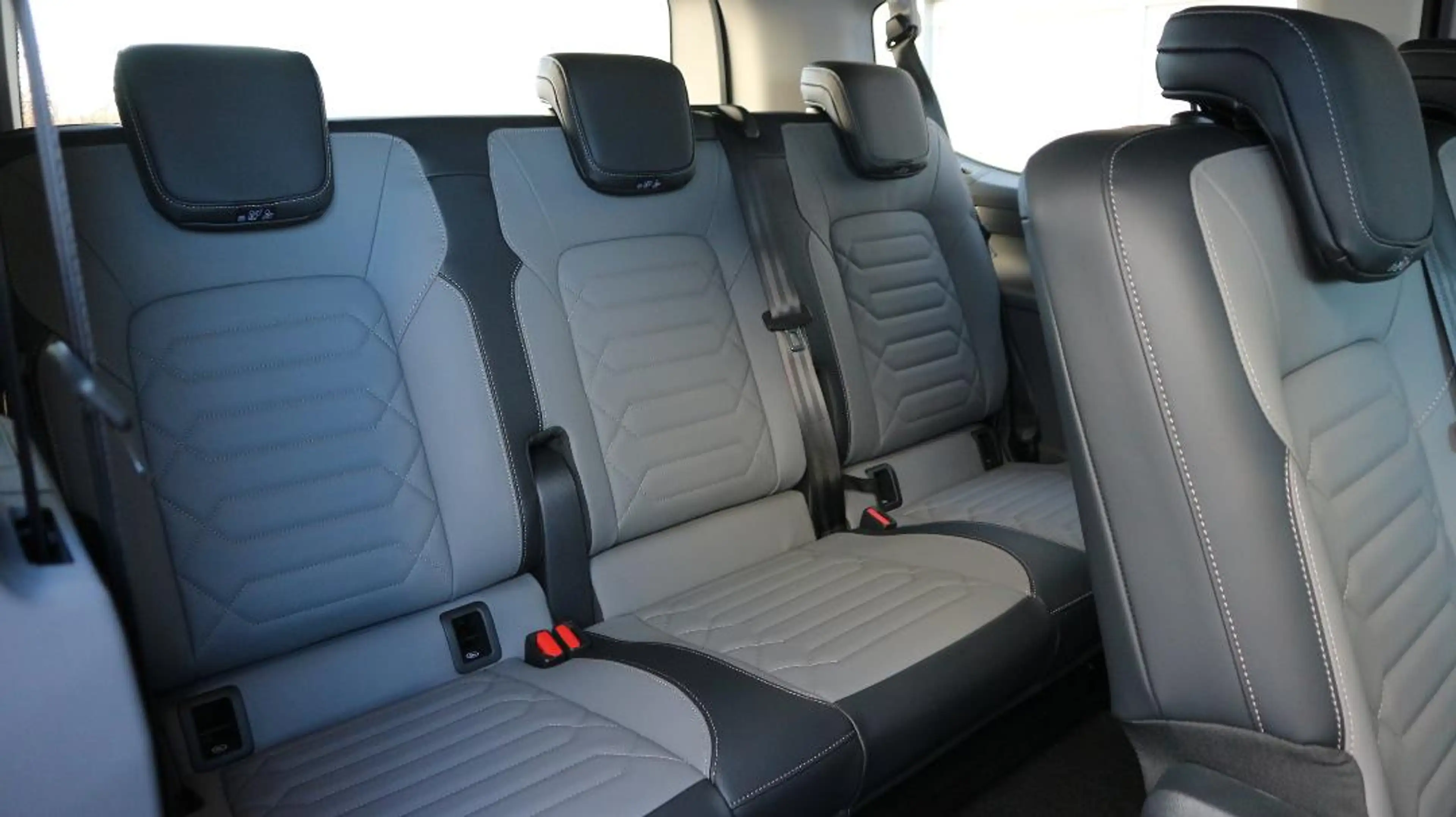 Volkswagen T7 Caravelle Style — photo 8