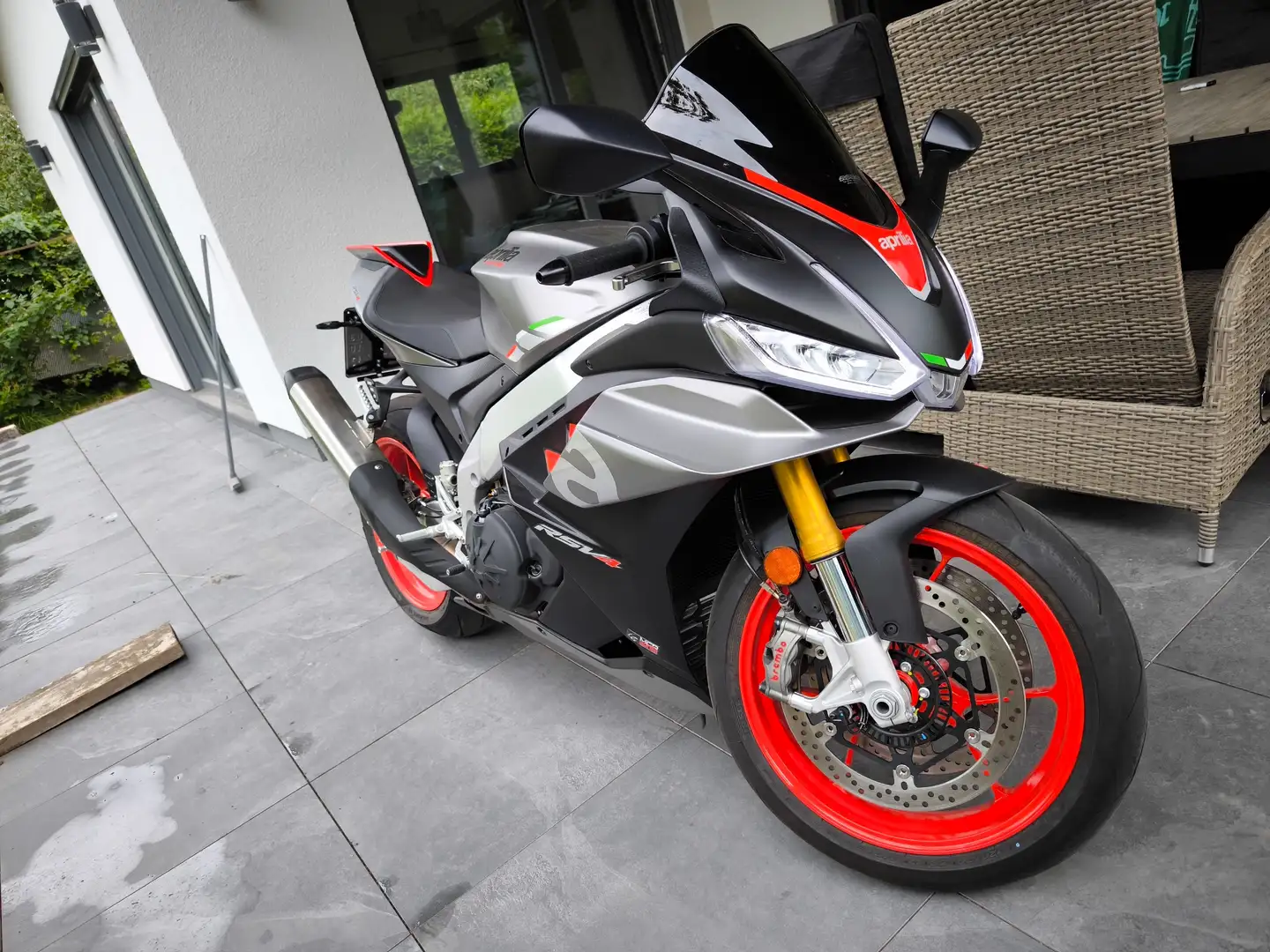 Aprilia RSV4 1100 Zilver - 2