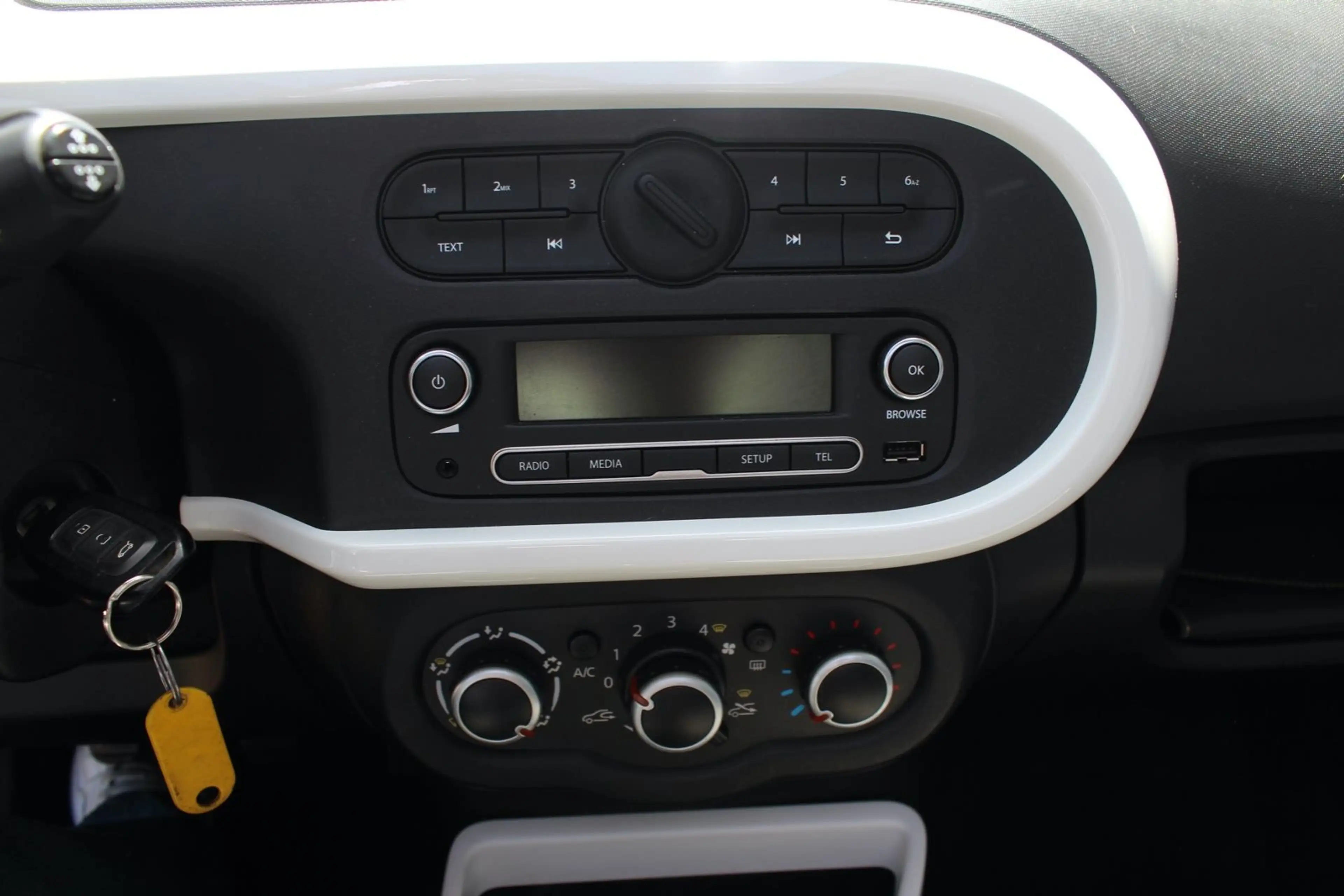 Renault Twingo TWINGO LIMITED FALTDACH KLIMA LOOK PAKET 2Hd — photo 15