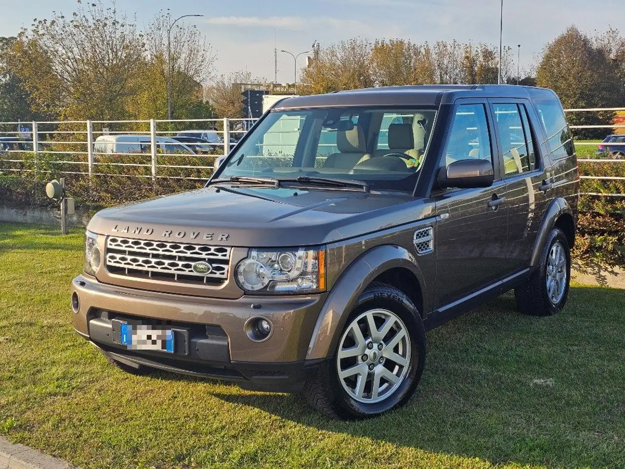 Land Rover Discovery 4 2.7 TDV6 SE — photo 1 of 15