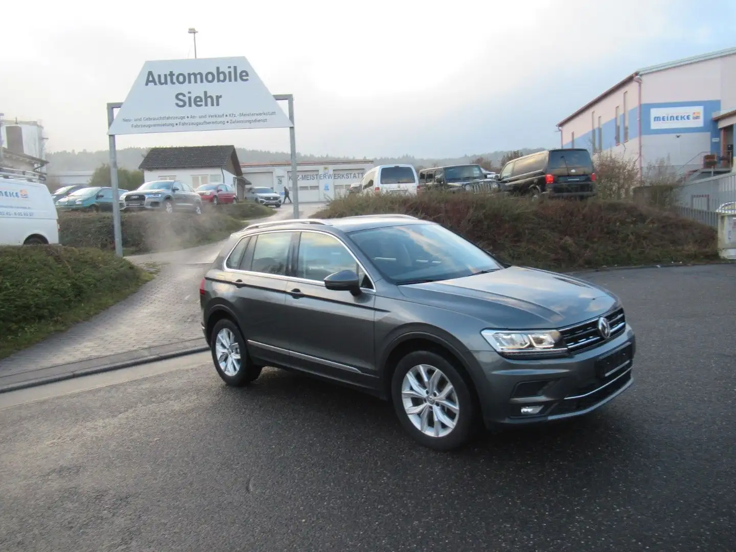 Volkswagen Tiguan Highline 4M*schwenkbAHK*ACC*LED Gris - 2