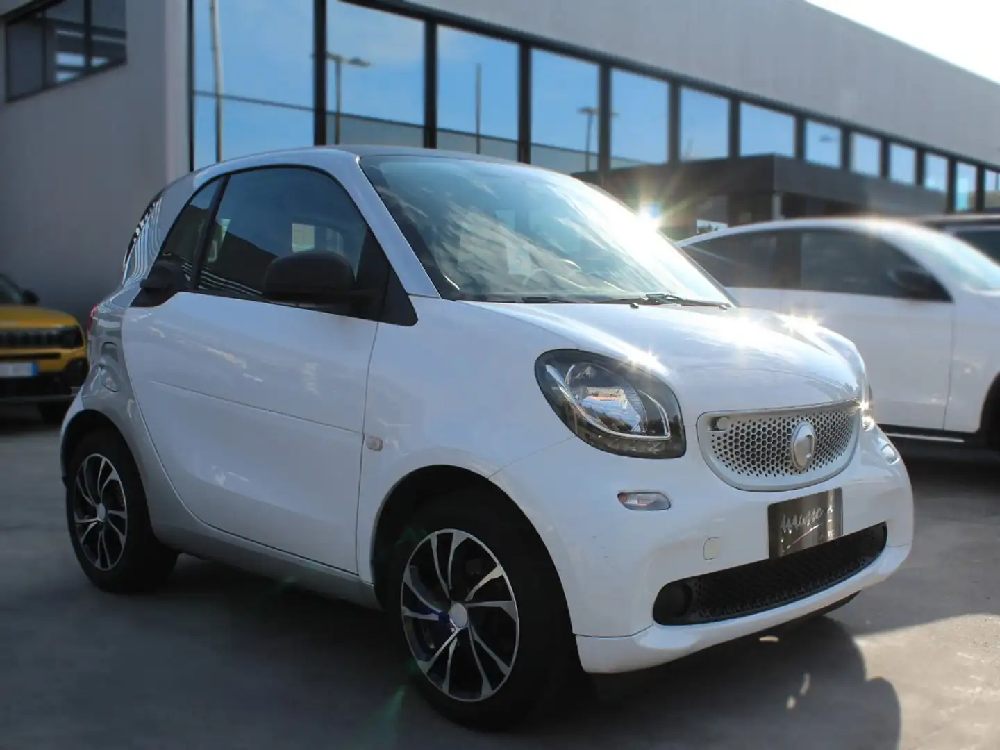 smart forTwo 1.0 Youngster 71cv twinamic Bianco - 1
