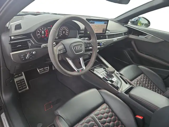 Audi RS4 Avant view 4