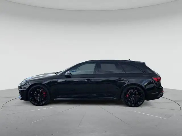 Audi RS4 Avant view 6