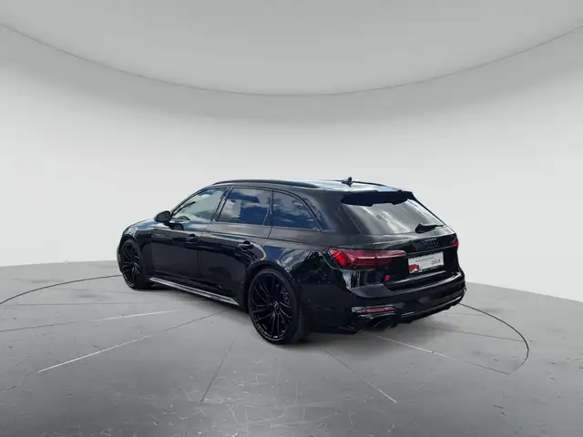 Audi RS4 Avant view 3