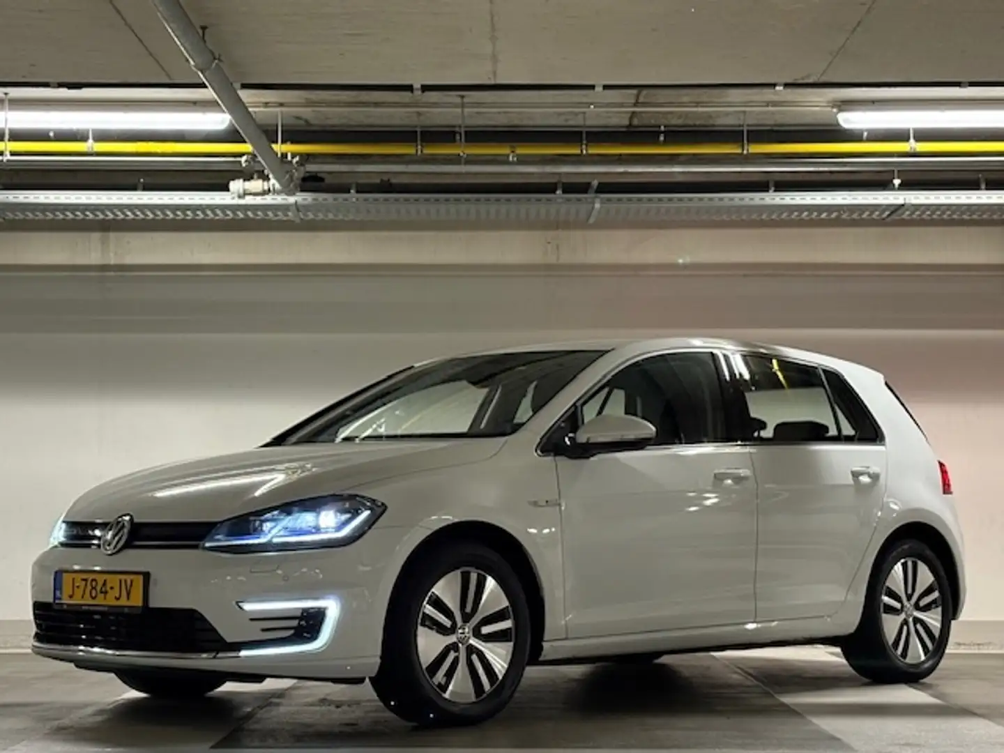 Volkswagen e-Golf E-DITION - ACC - Apple CarPlay - nap! - trekhaak - Bílá - 1
