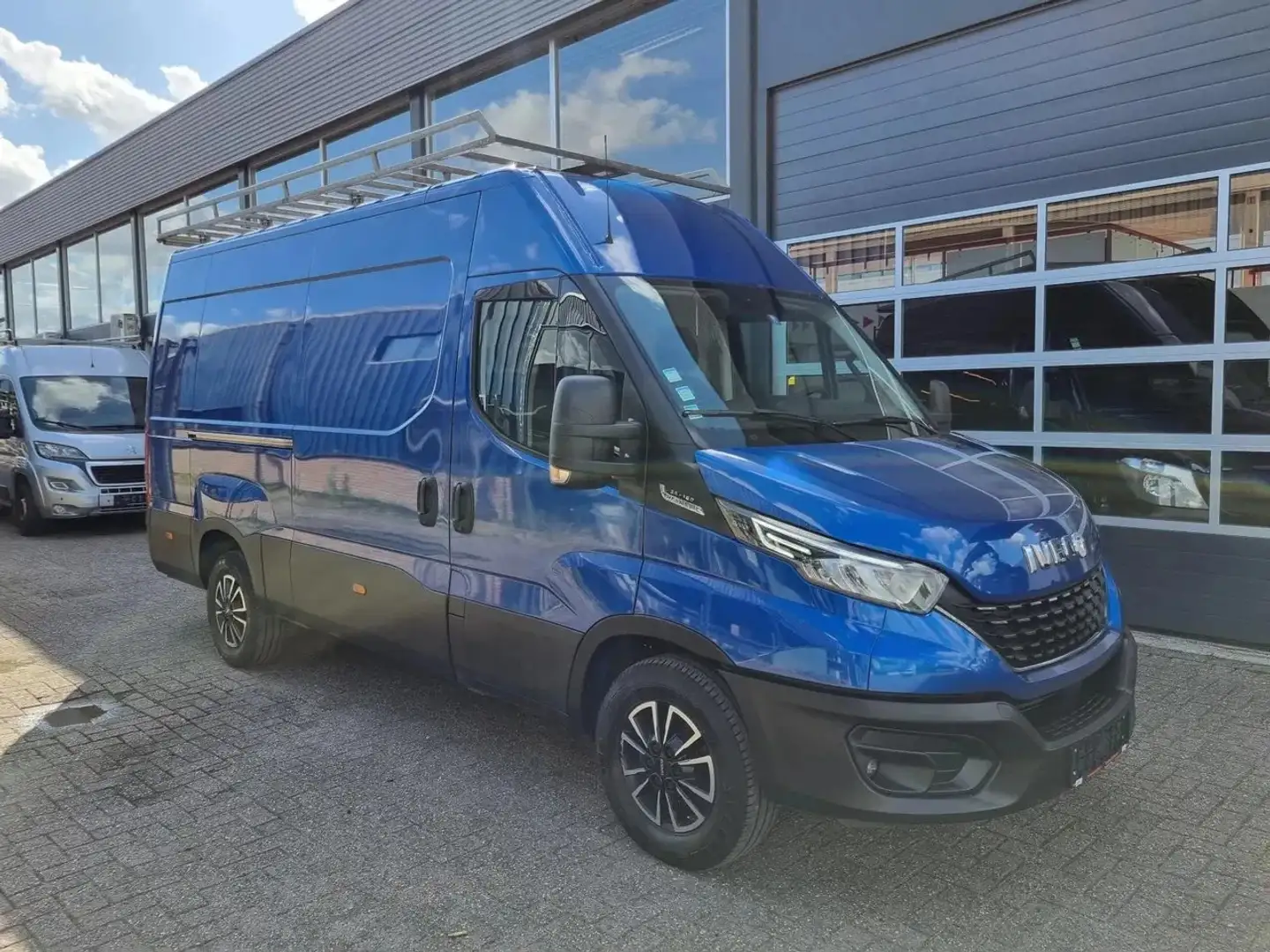 Iveco Daily 35S16 HI-MATIC 2.3 L2H2/ Airco/ Navi/ LED/ Matrix Bleu - 1