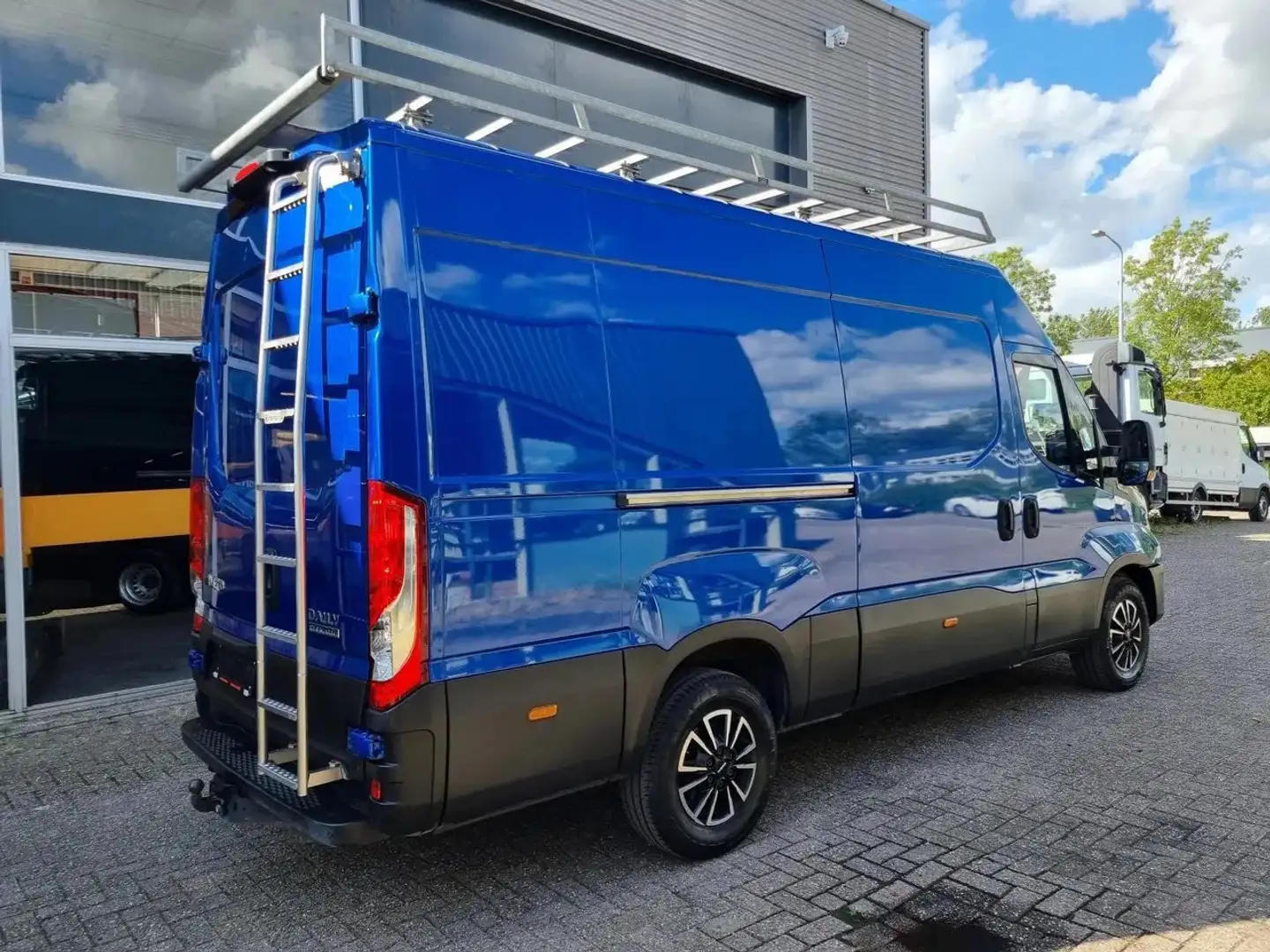 Iveco Daily 35S16 HI-MATIC 2.3 L2H2/ Airco/ Navi/ LED/ Matrix Bleu - 2