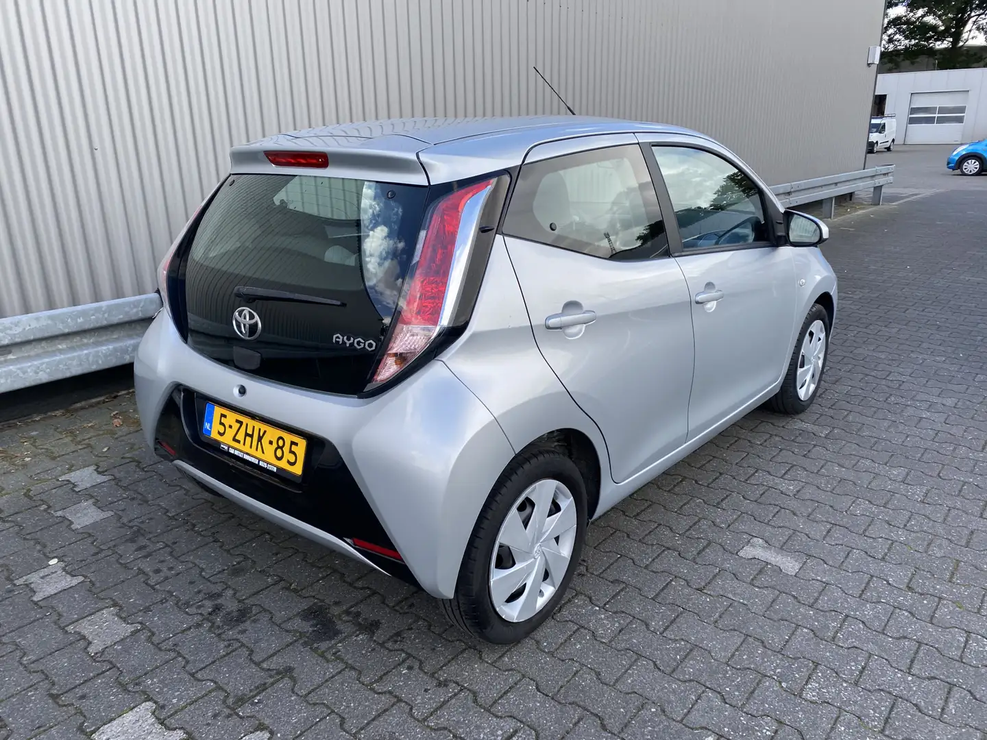 Toyota Aygo 1.0 VVT-i x-play 91Dkm.NAP, A/C, Bluetooth, CC, LE Grau - 2