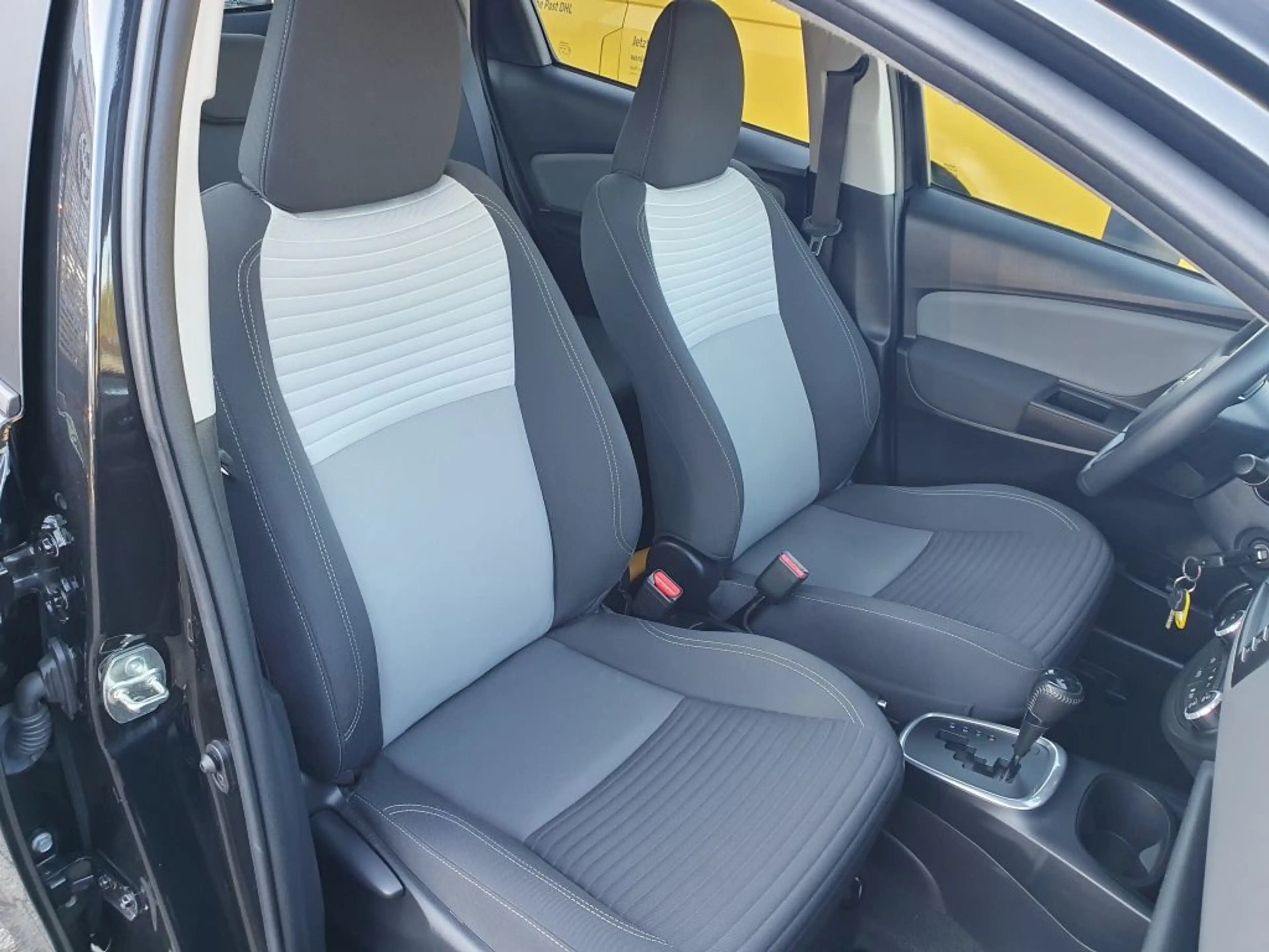 Toyota Yaris Hybrid 1.5 VVT-i Comfort — photo 9