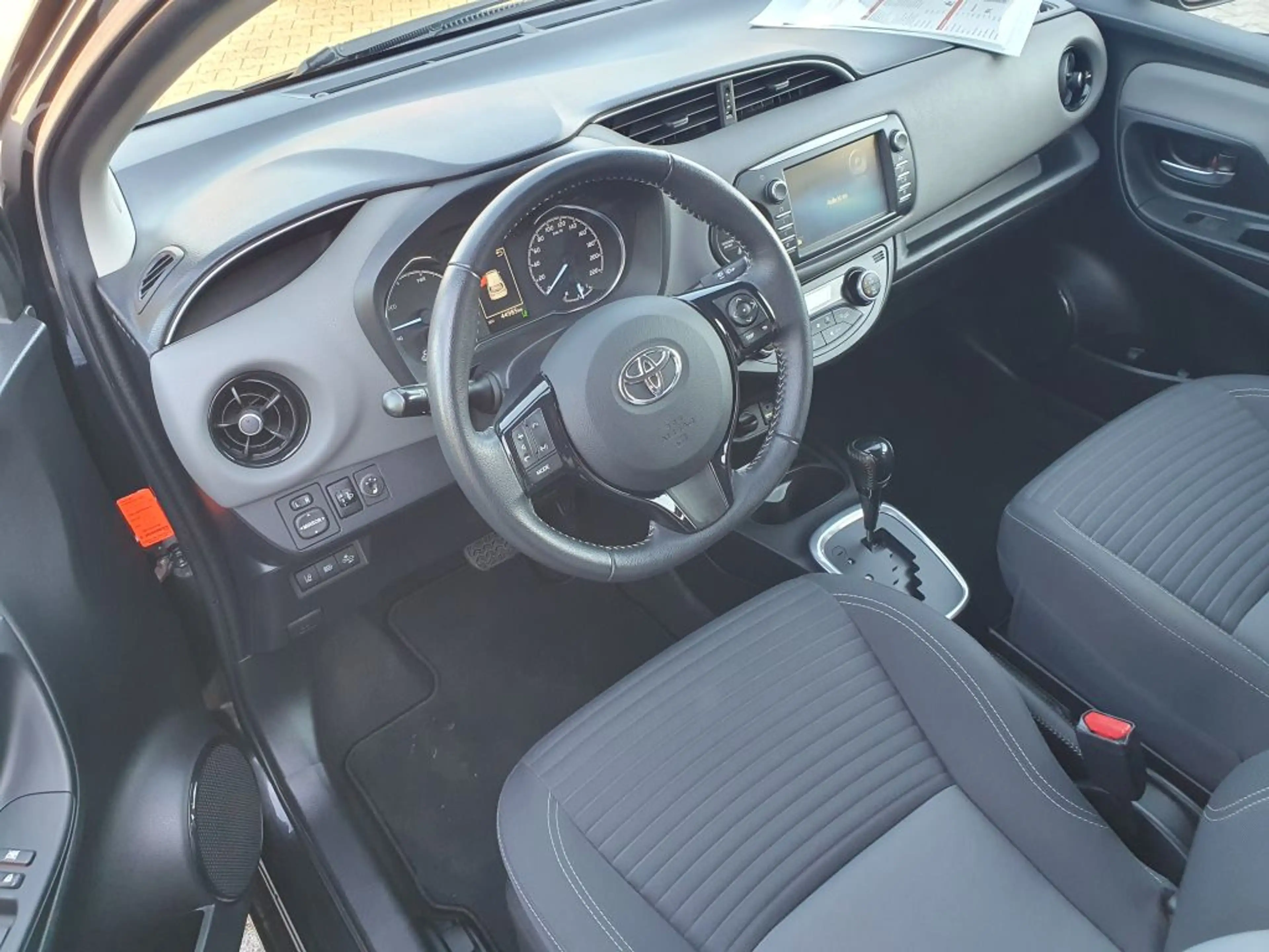 Toyota Yaris Hybrid 1.5 VVT-i Comfort — photo 12