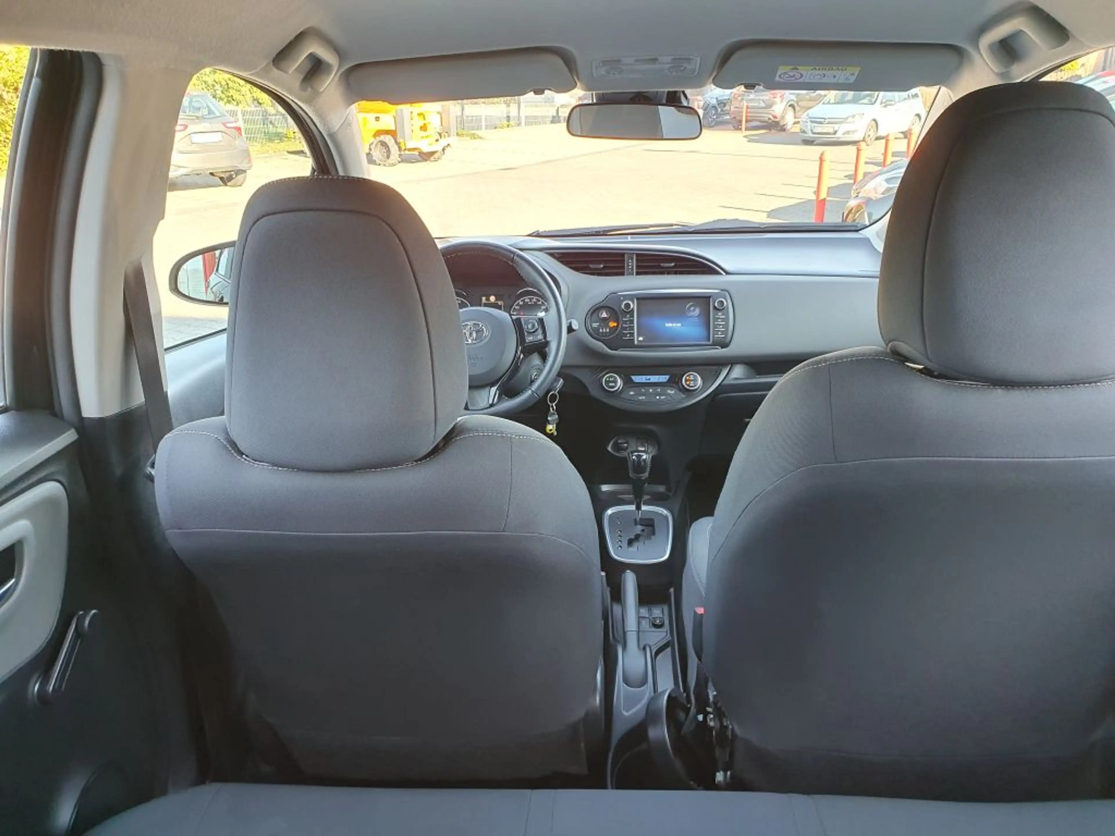 Toyota Yaris Hybrid 1.5 VVT-i Comfort — photo 8