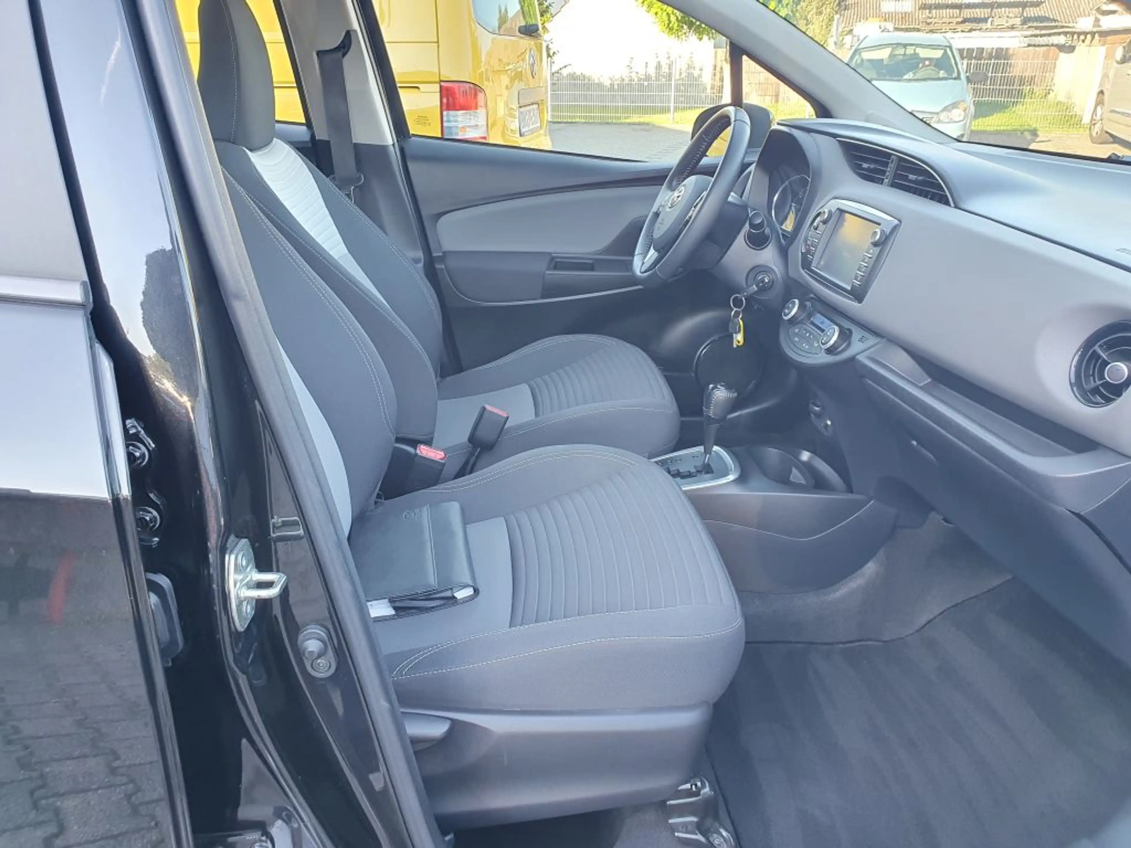 Toyota Yaris Hybrid 1.5 VVT-i Comfort — photo 11