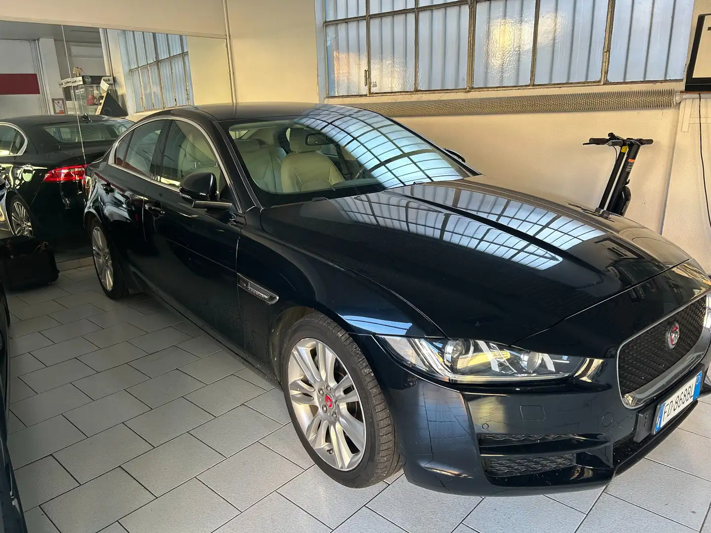 Jaguar XE XE 2.0d Prestige 180cv auto Noir - 1