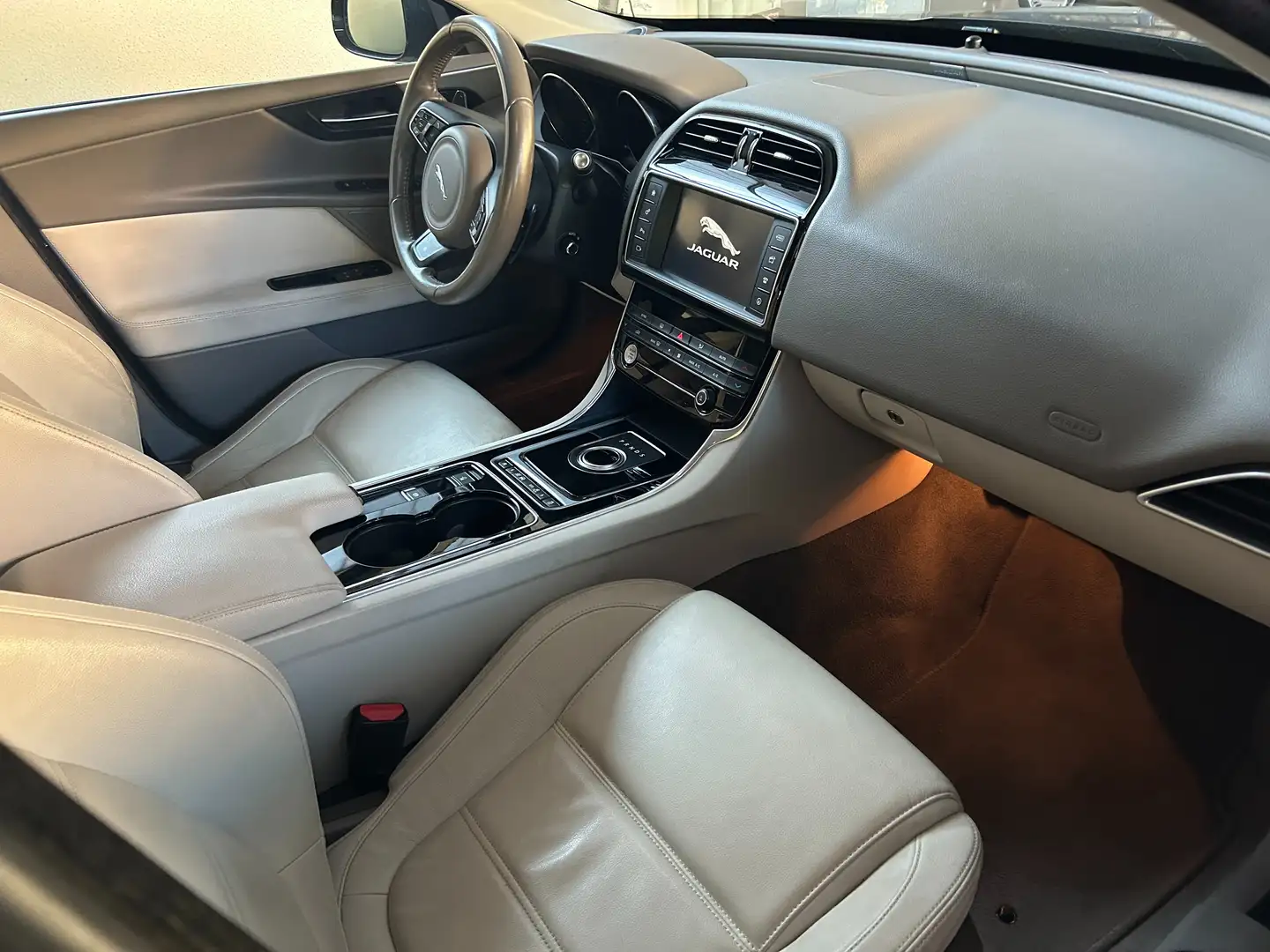 Jaguar XE XE 2.0d Prestige 180cv auto Noir - 2