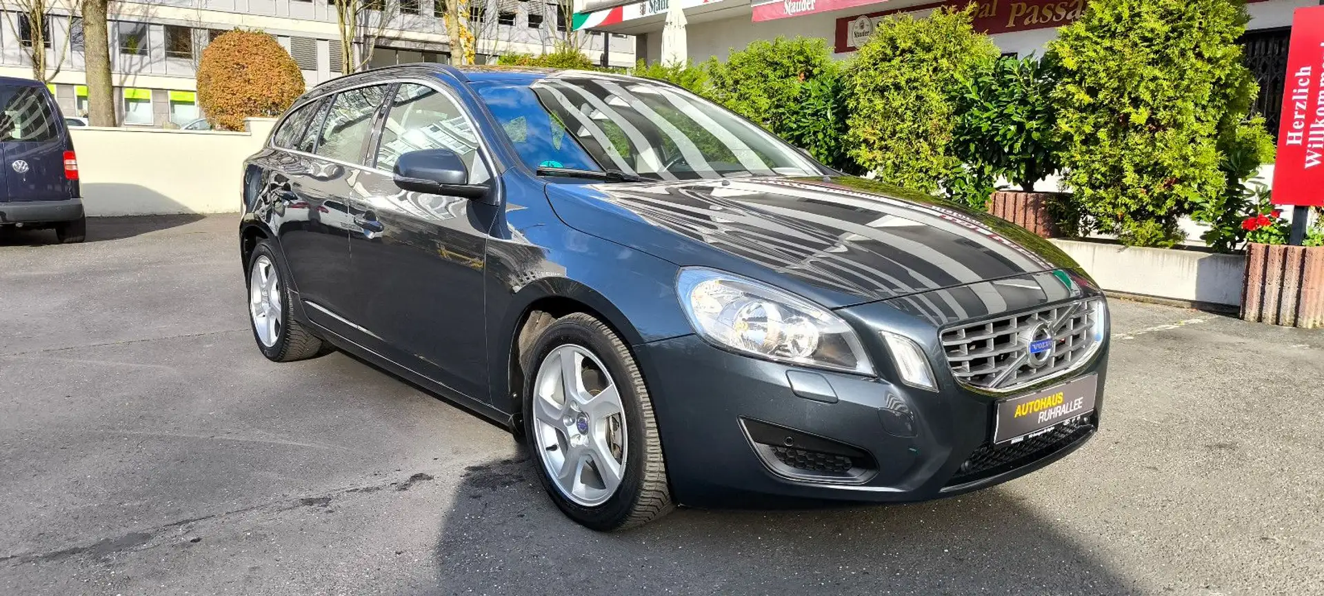 Volvo V60 Kombi Momentum, Autom. Navi, uff Grau - 1