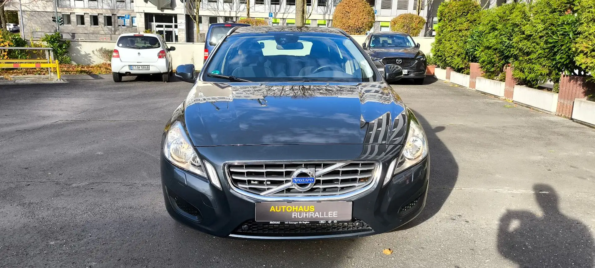 Volvo V60 Kombi Momentum, Autom. Navi, uff Grau - 2