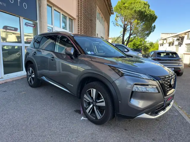 Nissan X-Trail view 3