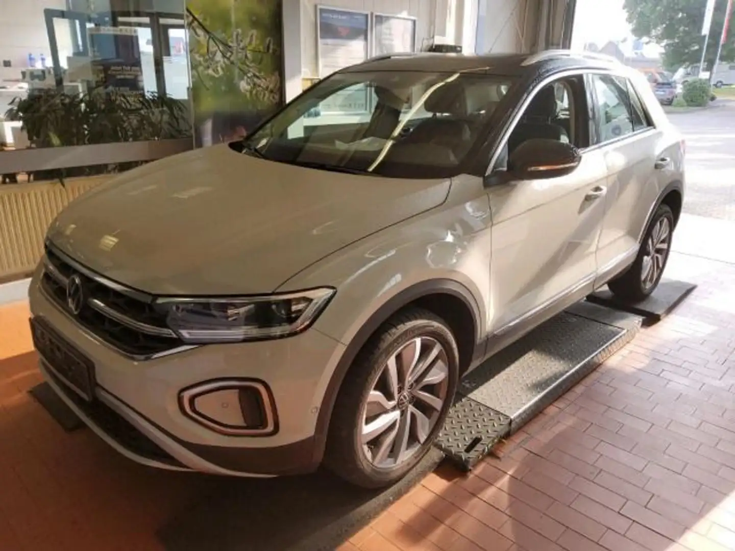 Volkswagen T-Roc 1.5 TSI DSG STYLE IQ.LIGHT STDHZ PANO LM18 Grau - 2