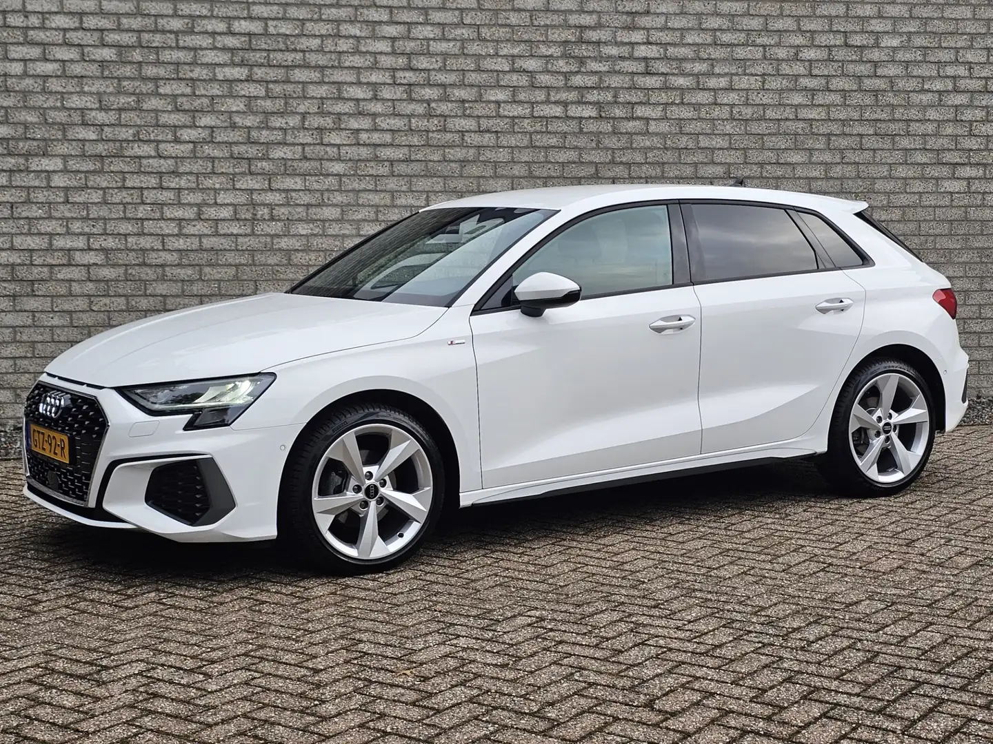 Audi A3 SPORTBACK 35 TFSI edition one S-Line Wit - 2