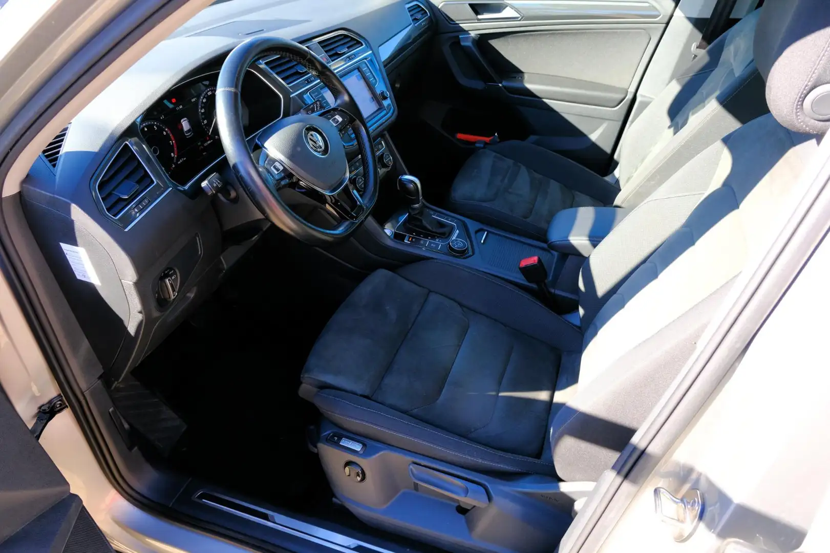 Volkswagen Tiguan 2.0 TSI 180pk 4Motion Highline Aut. Pano|Adapt.Cru Grijs - 2