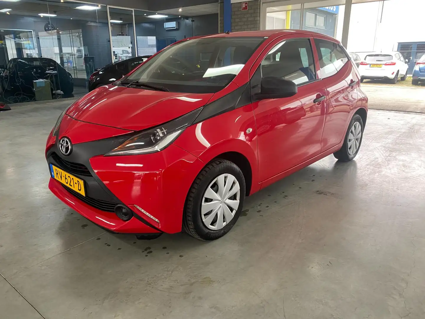 Toyota Aygo 1.0 VVT-i x-fun Cruise Control airco NAP nieuwe ko Rood - 1