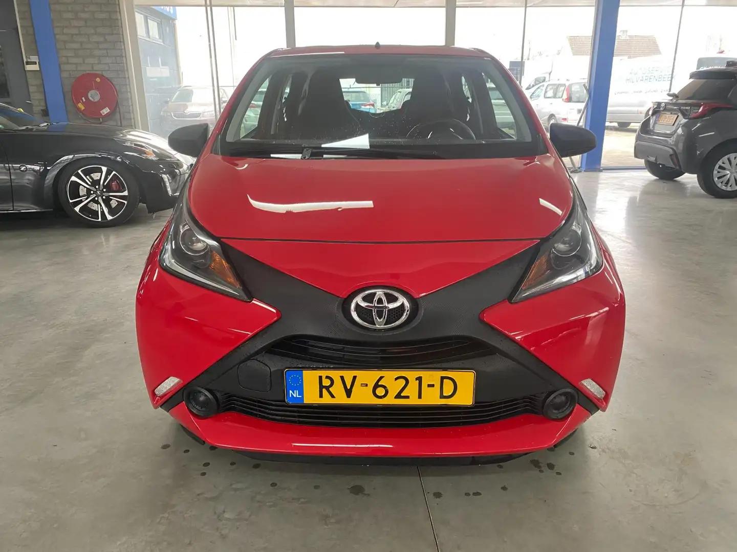 Toyota Aygo 1.0 VVT-i x-fun Cruise Control airco NAP nieuwe ko Rood - 2