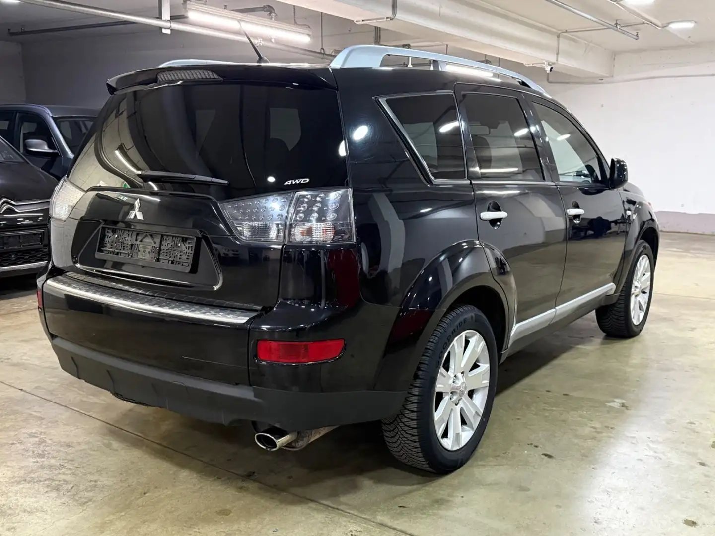 Mitsubishi Outlander 2.4 Automatik 7-Sitzer~Leder~Navi~Klima Noir - 2