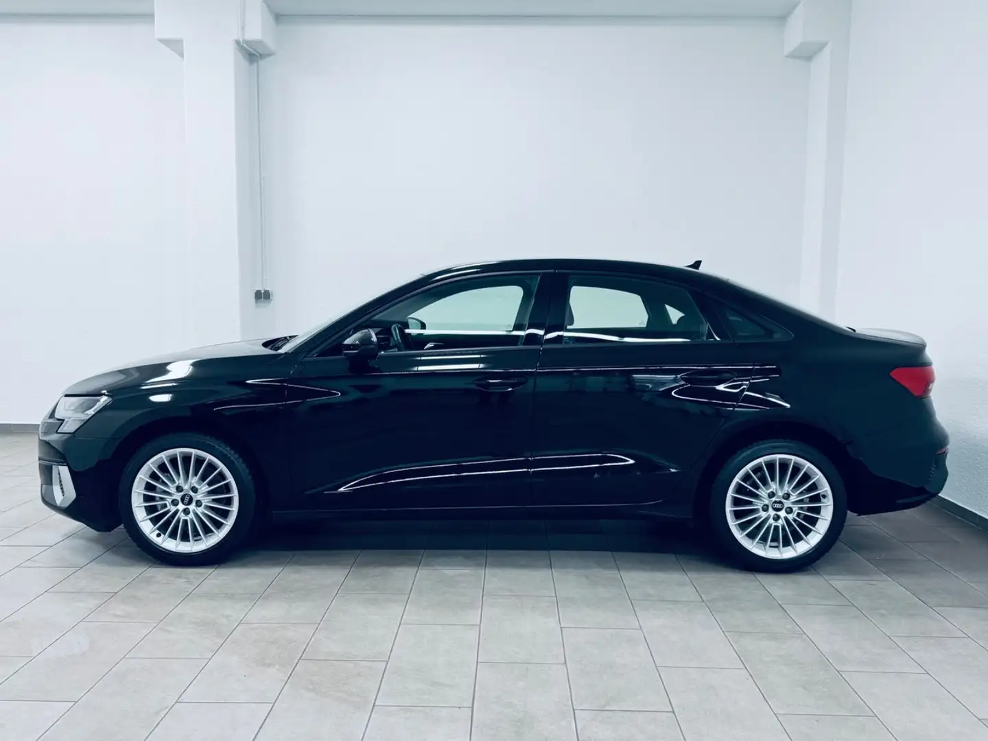 Audi A3 Limousine 30 TFSI advanced Noir - 1