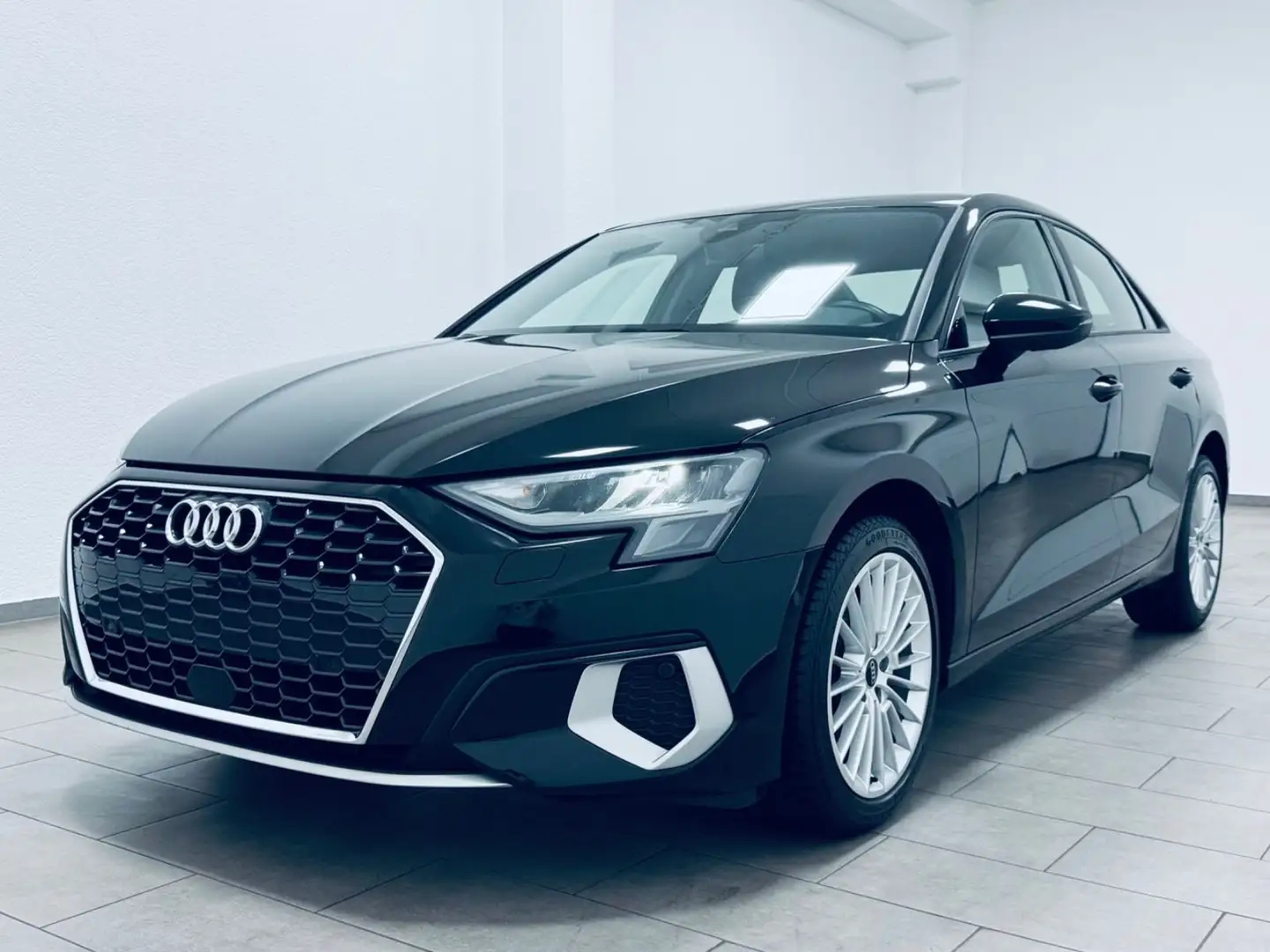 Audi A3 Limousine 30 TFSI advanced Noir - 2