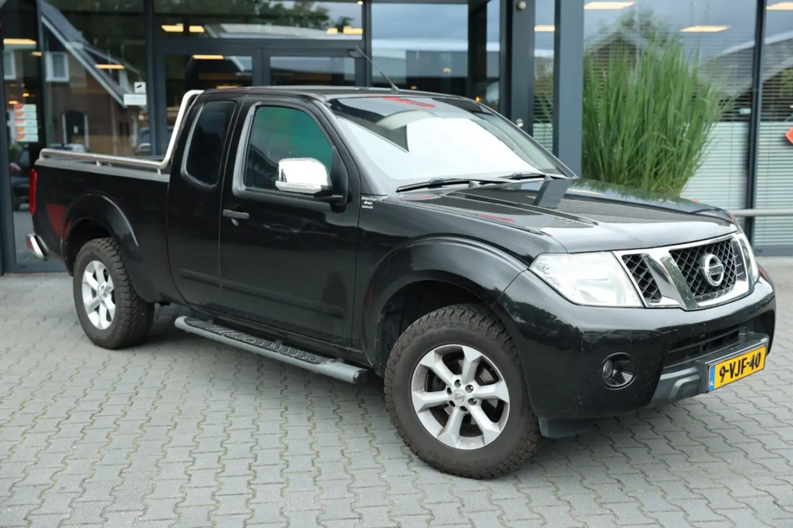 Nissan Navara 2.5 DCI SE 4WD VAN Zwart - 1